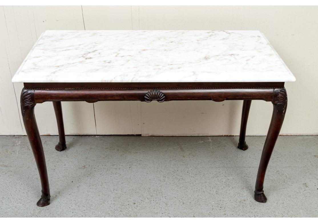 Table en noyer George II du 19e siècle avec plateau en marbre panaché. La table est dotée de pieds cabriole avec des motifs feuillagés sculptés aux épaules, des motifs de coquillages sur le tablier et repose sur des pieds en sabot avec des cols