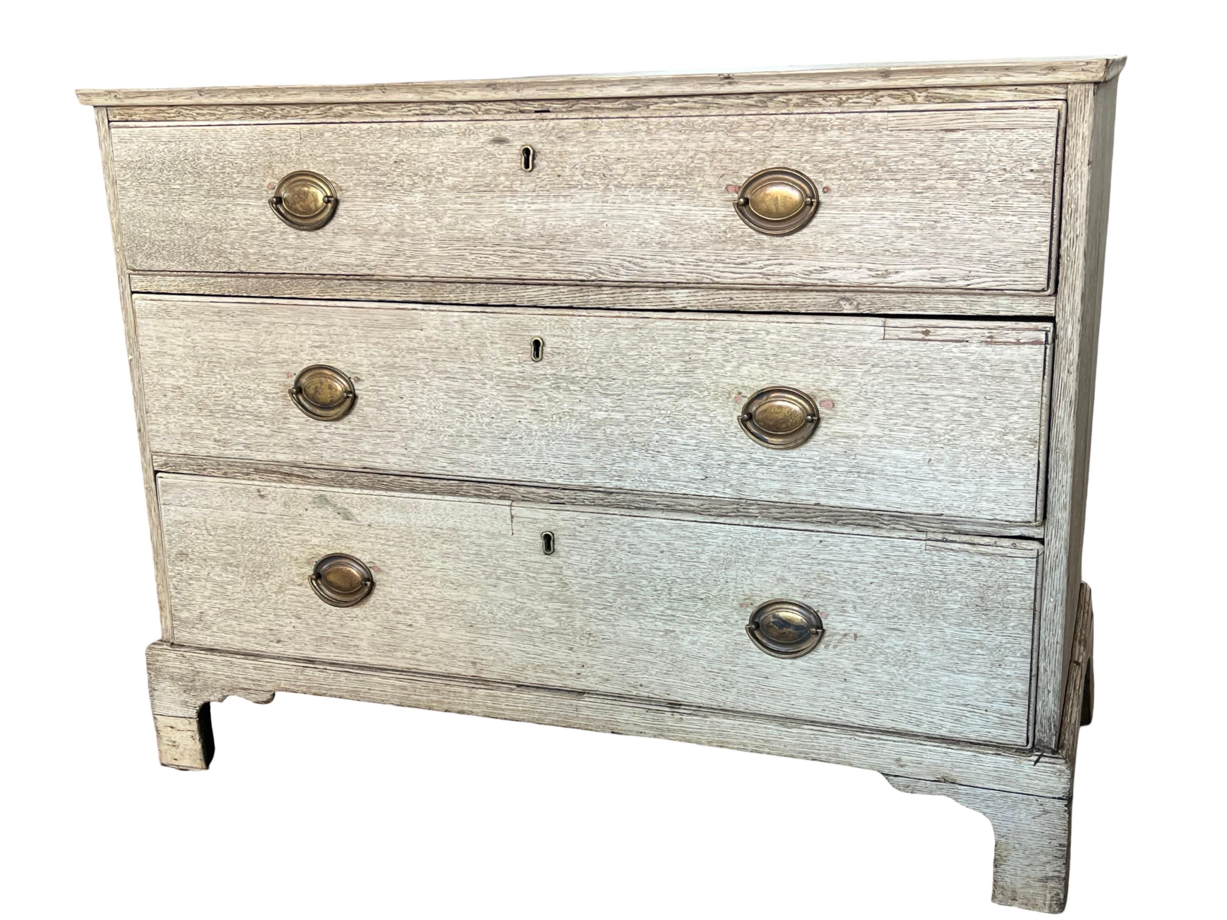 Cómoda de roble blanqueado Jorge III del siglo XIX en venta 9