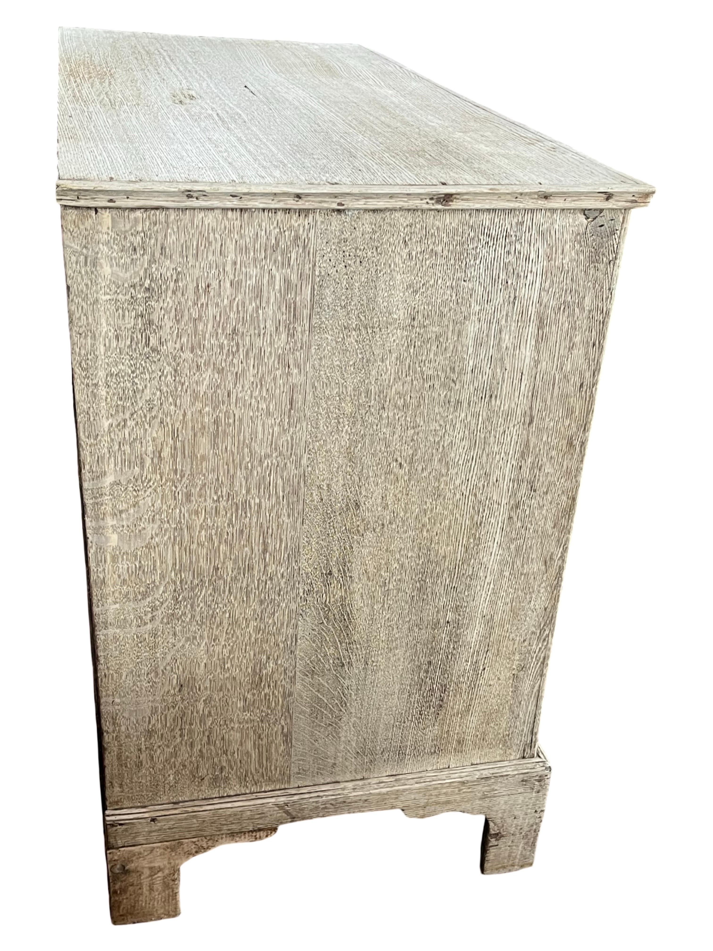 Cómoda de roble blanqueado Jorge III del siglo XIX en venta 1