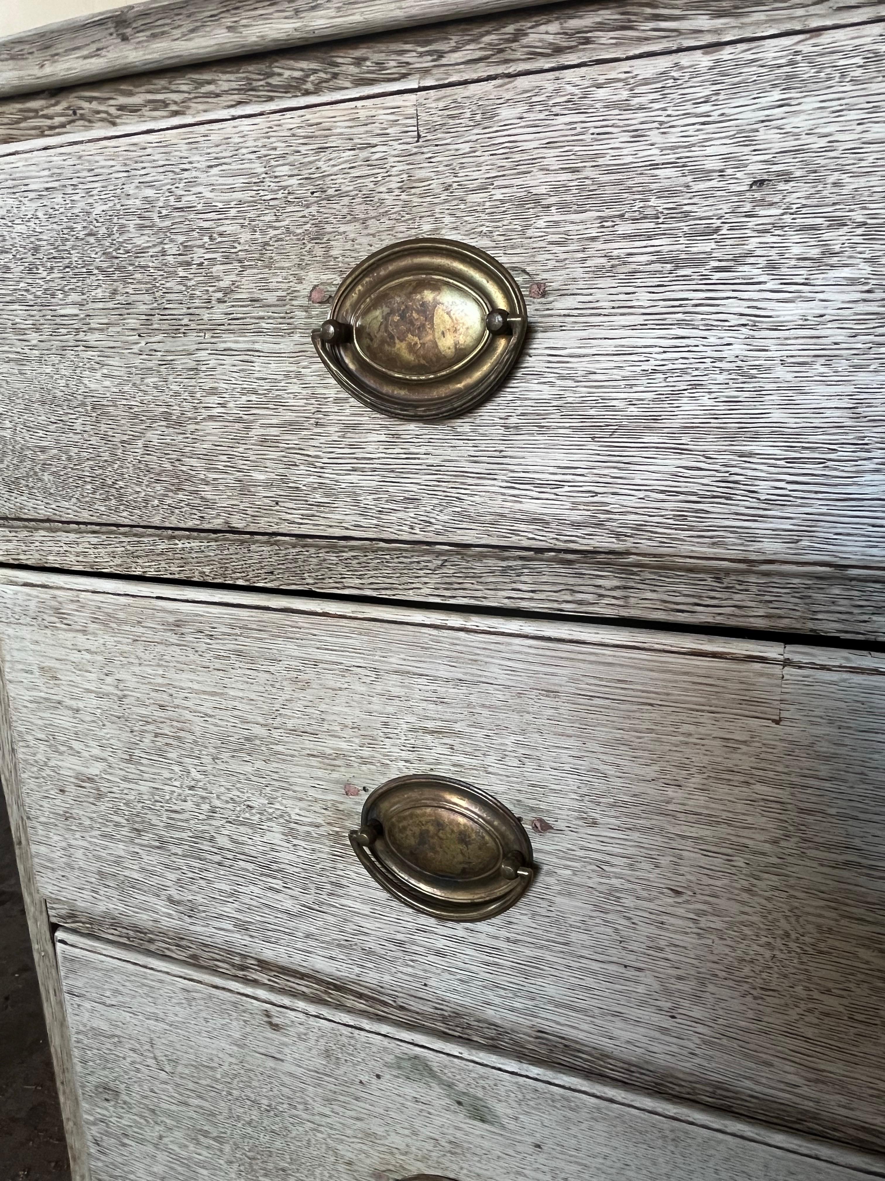 Cómoda de roble blanqueado Jorge III del siglo XIX en venta 3