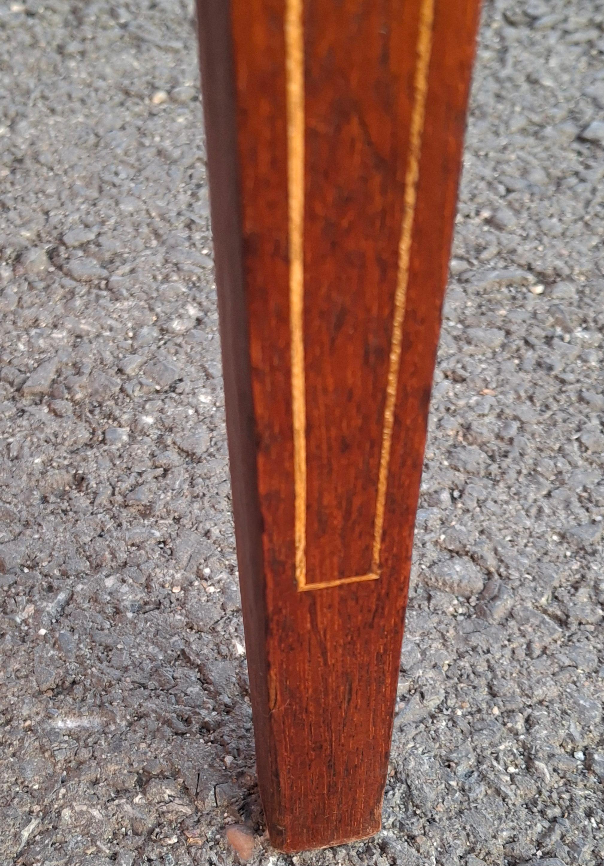 Tavolo Demi-Lune intarsiato in mogano e legno di raso del XIX secolo di Giorgio III. in vendita 6