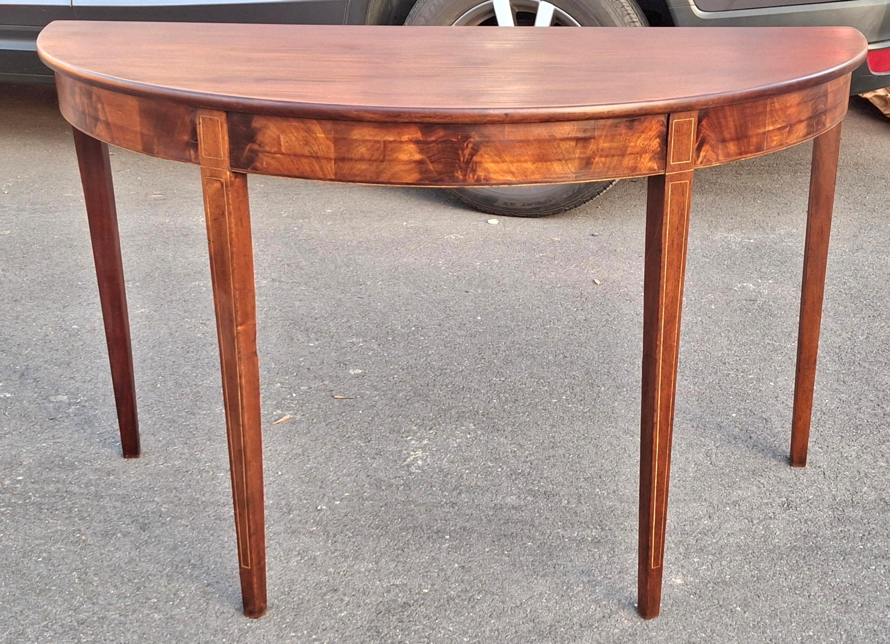 Tavolo Demi-Lune intarsiato in mogano e legno di raso del XIX secolo di Giorgio III. In condizioni buone in vendita a Germantown, MD