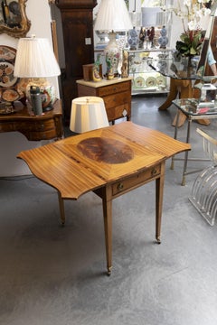 Mesa Pembroke inglesa del siglo XIX, de la época de Jorge III, de madera de satín y caoba