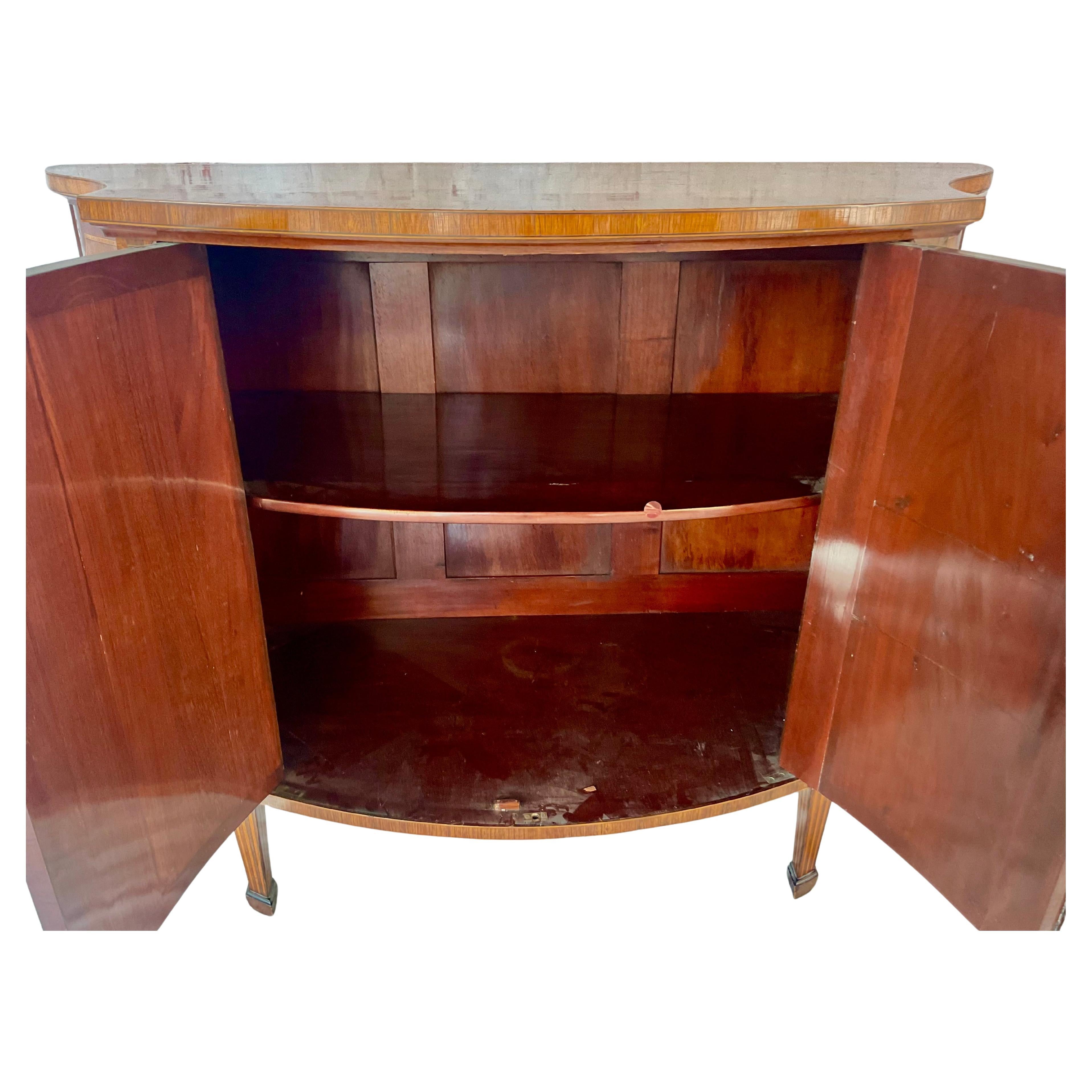 Britannique Commode en bois de lièvre et marqueterie George III du XIXe siècle en vente