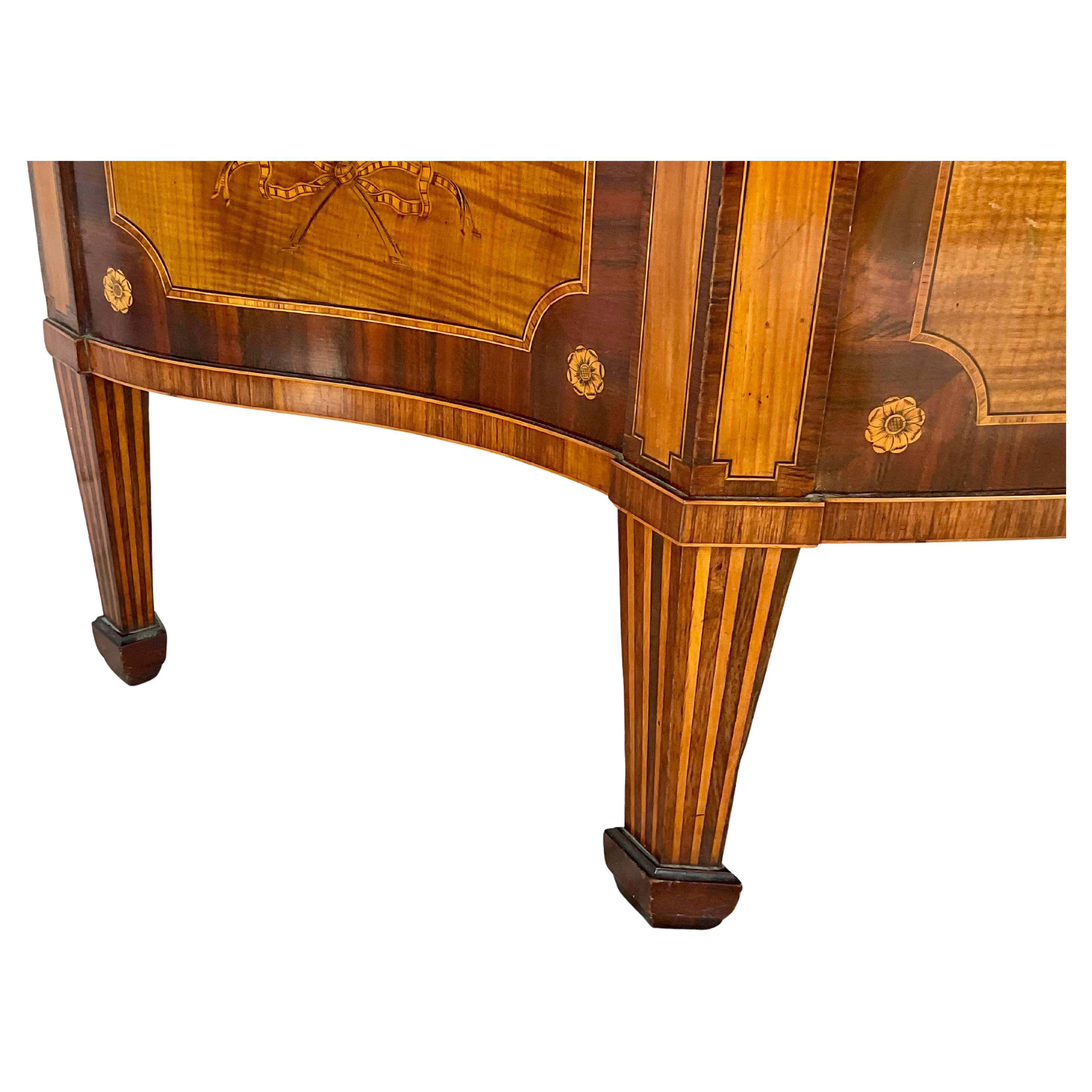Bois Commode en bois de lièvre et marqueterie George III du XIXe siècle en vente