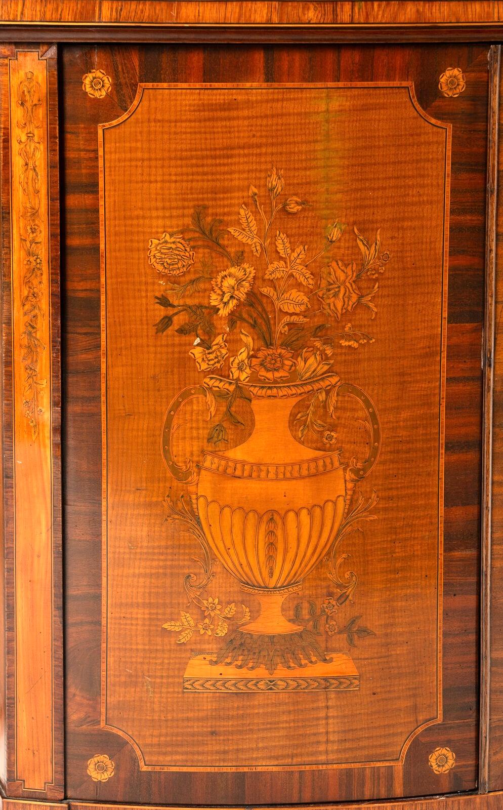 Commode en bois de lièvre et marqueterie George III du XIXe siècle en vente 4