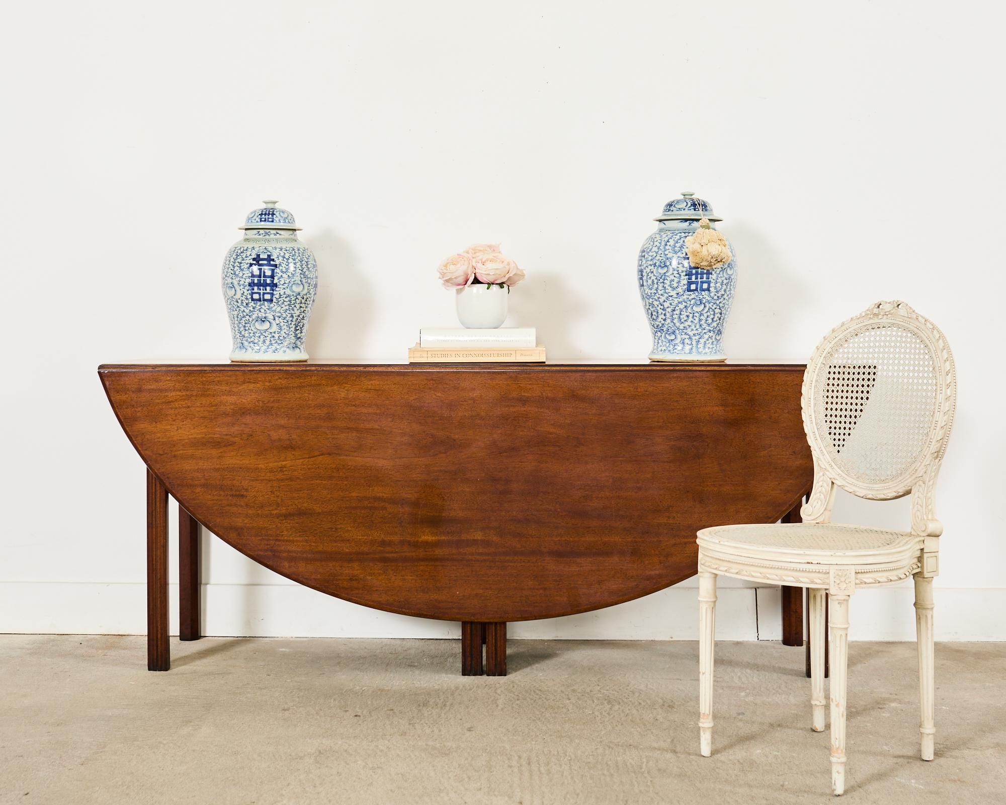 Magnifique table de veillée ou table de salle à manger irlandaise du 19e siècle, réalisée dans le goût géorgien. Fabriquée en acajou épais et rayonnant, la table mesure 17,5 pouces de profondeur avec les plateaux fermés et 64 pouces de profondeur