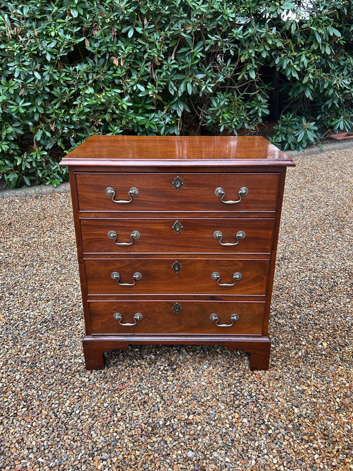 Cassettiera in mogano di Giorgio III del XIX secolo con quattro lunghi cassetti graduati, maniglie a collo di cigno originali in ottone, su piedi a staffa.

Circa: 1820

Video: Se hai bisogno di un video. Per favore, facci sapere compilando il