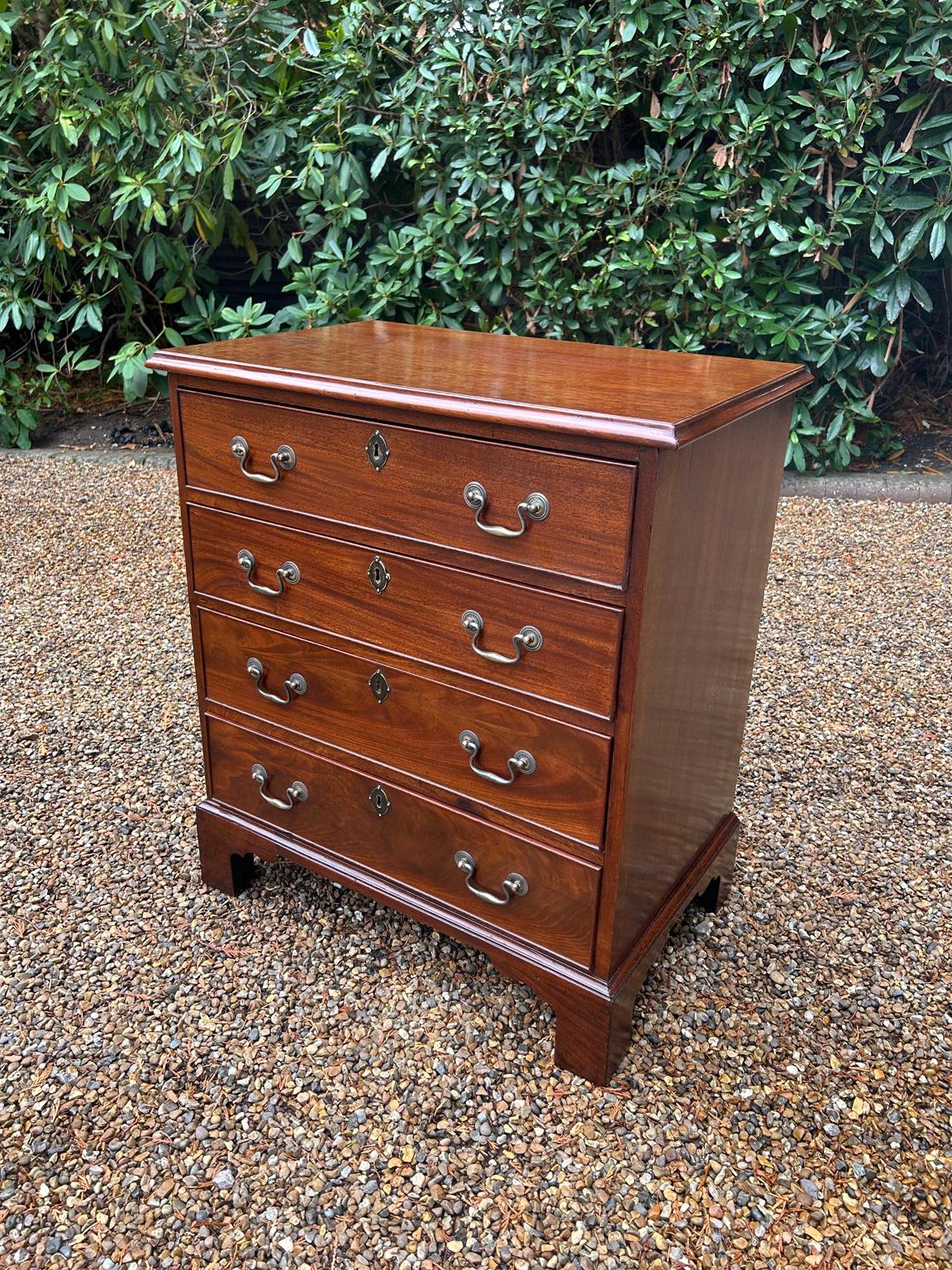 Georgiano Cassettiera in mogano di Giorgio III del XIX secolo in vendita