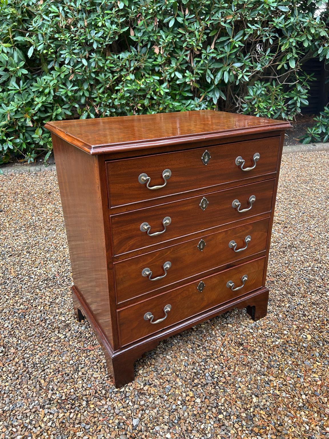 Britannico Cassettiera in mogano di Giorgio III del XIX secolo in vendita