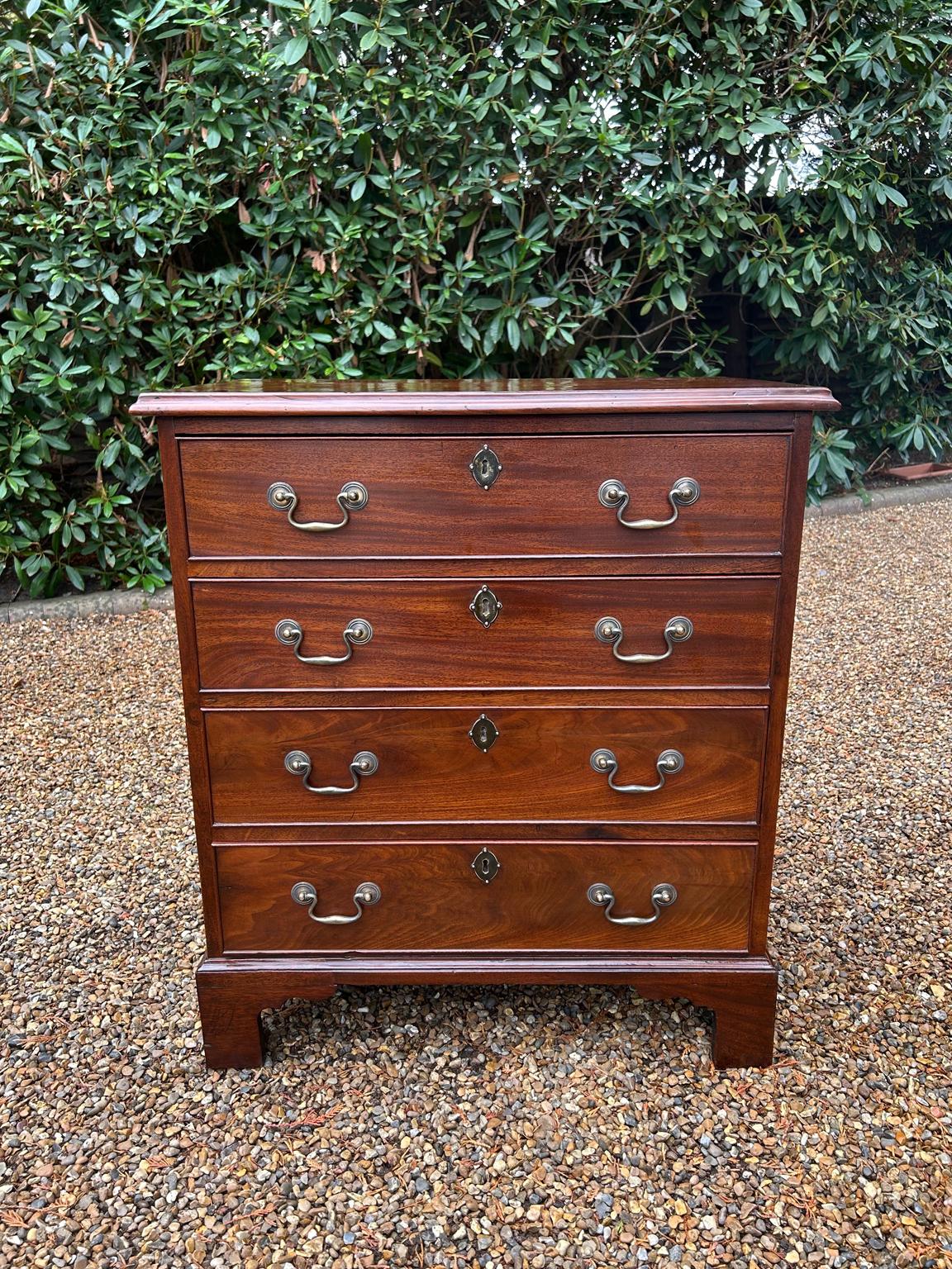 Fatto a mano Cassettiera in mogano di Giorgio III del XIX secolo in vendita