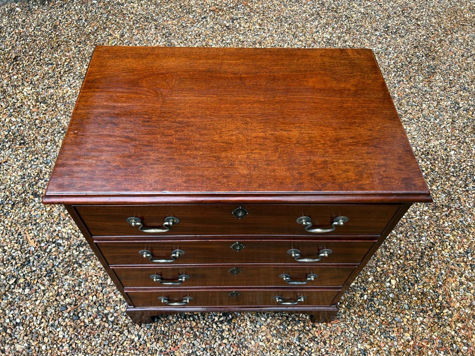 Cassettiera in mogano di Giorgio III del XIX secolo In condizioni buone in vendita a Richmond, Surrey