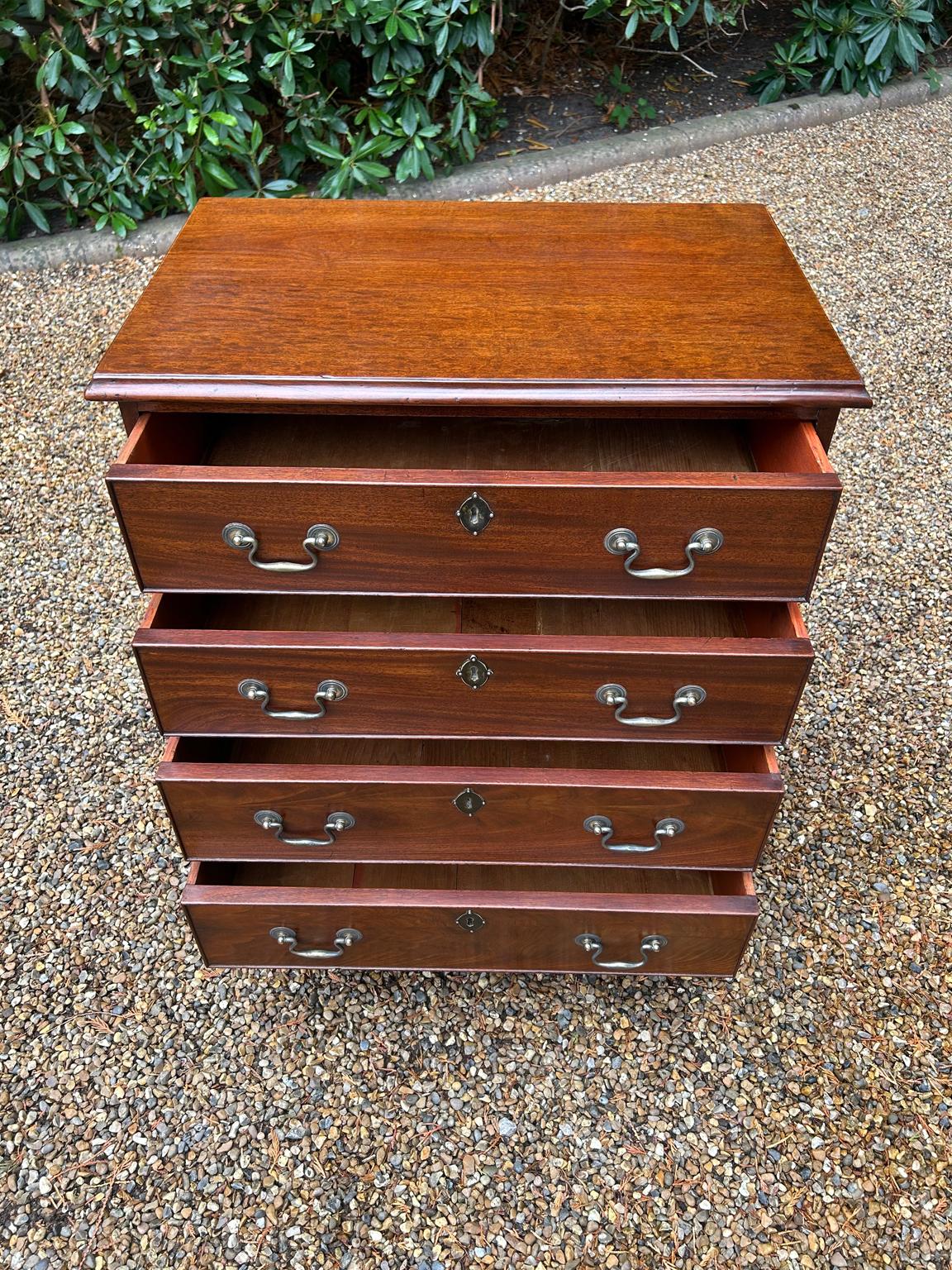 Mogano Cassettiera in mogano di Giorgio III del XIX secolo in vendita