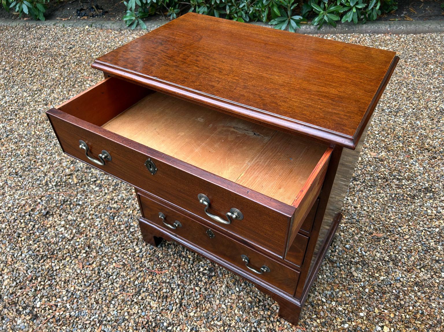 Cassettiera in mogano di Giorgio III del XIX secolo in vendita 1