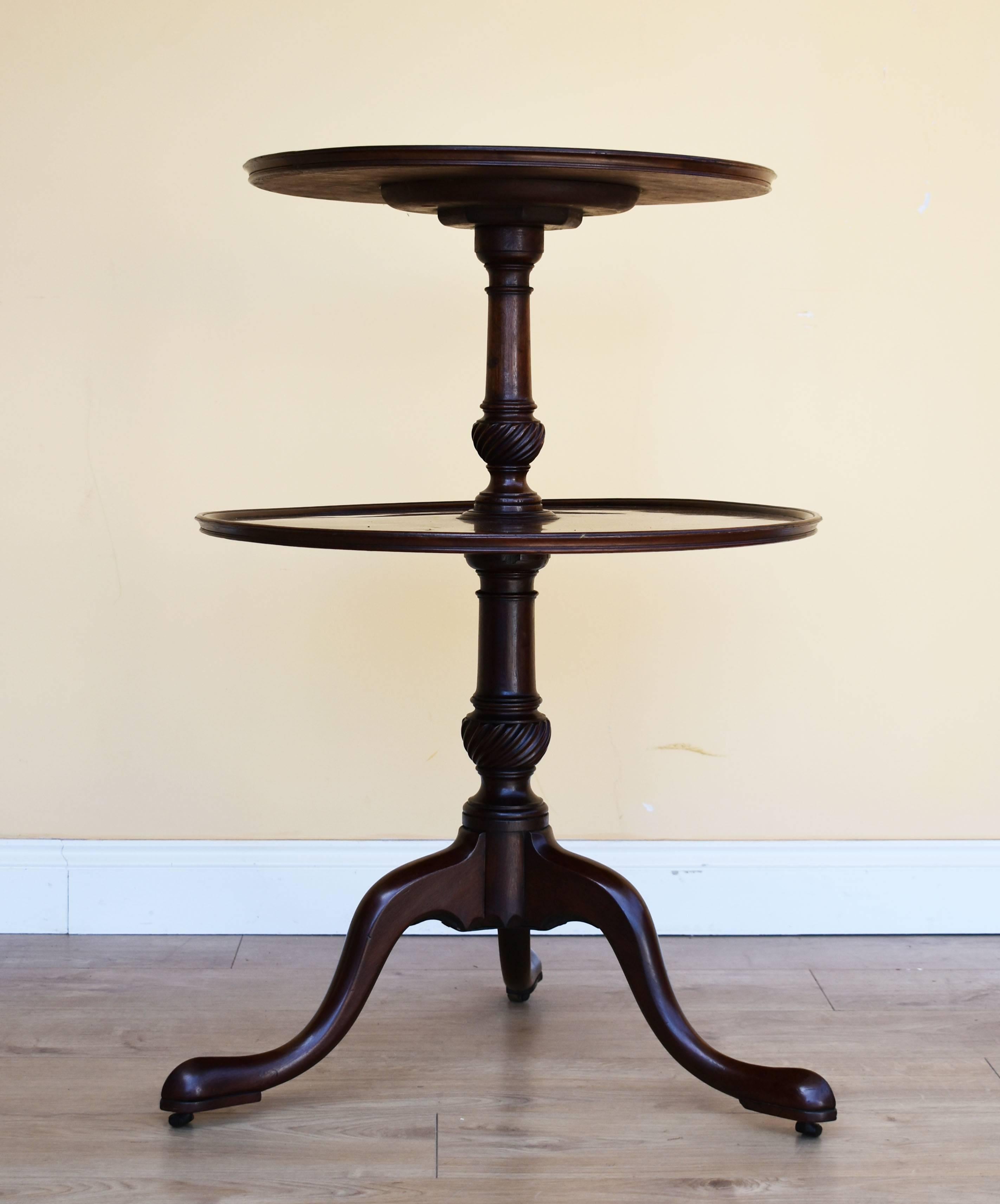 For sale is a good quality George III Mahogany Two Tier Dumbwaiter. Having two nicely turned supports, and standing on elegantly shaped legs, this dumbwaiter is in very good, original condition. 

Width: 25