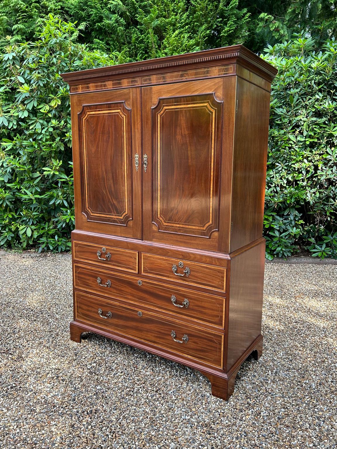 19th Century George III Mahogany Linen Press In Good Condition In Richmond, Surrey