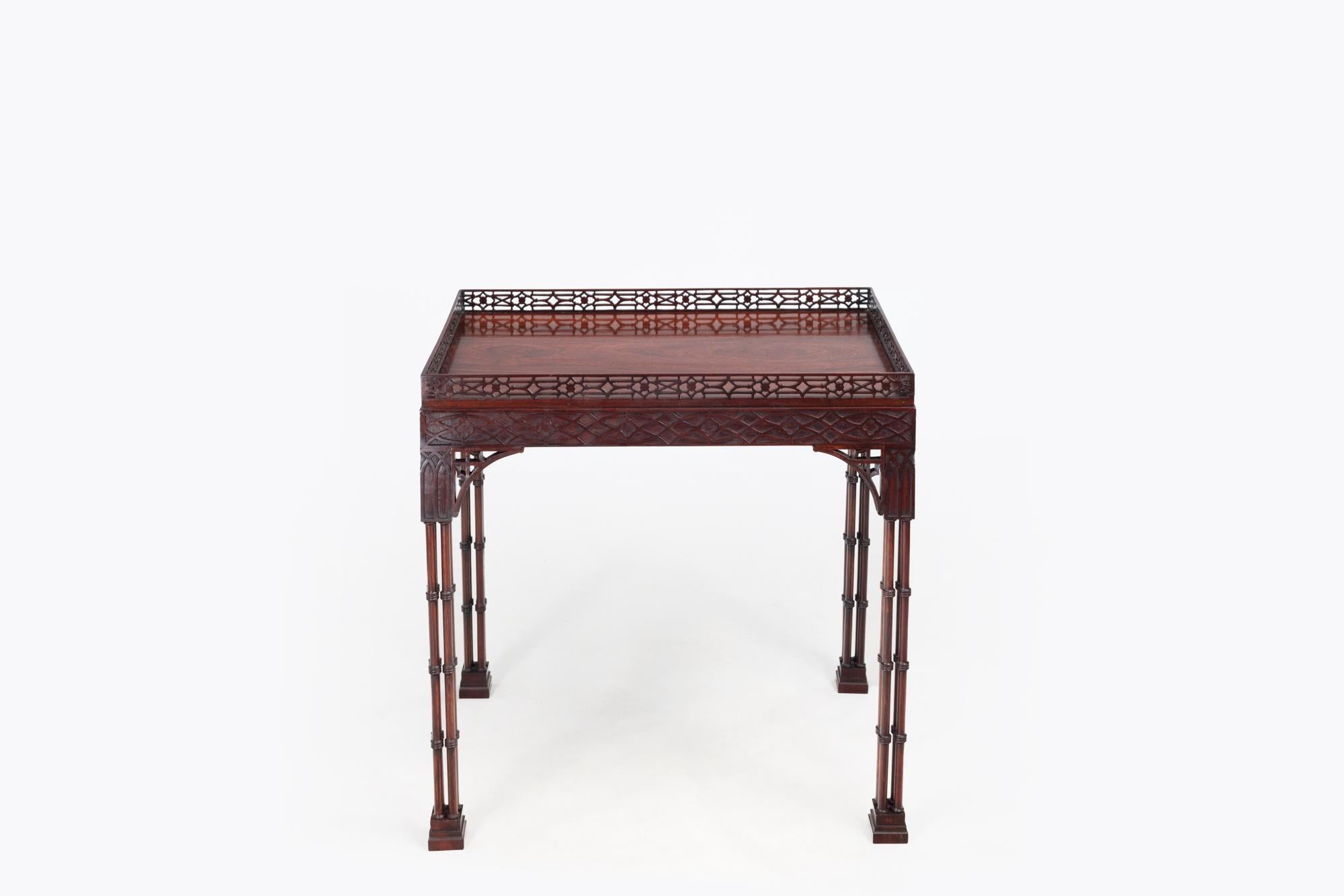 George III. Mahagoni-Silbertisch aus dem 19. Jahrhundert (Chinese Chippendale) im Angebot