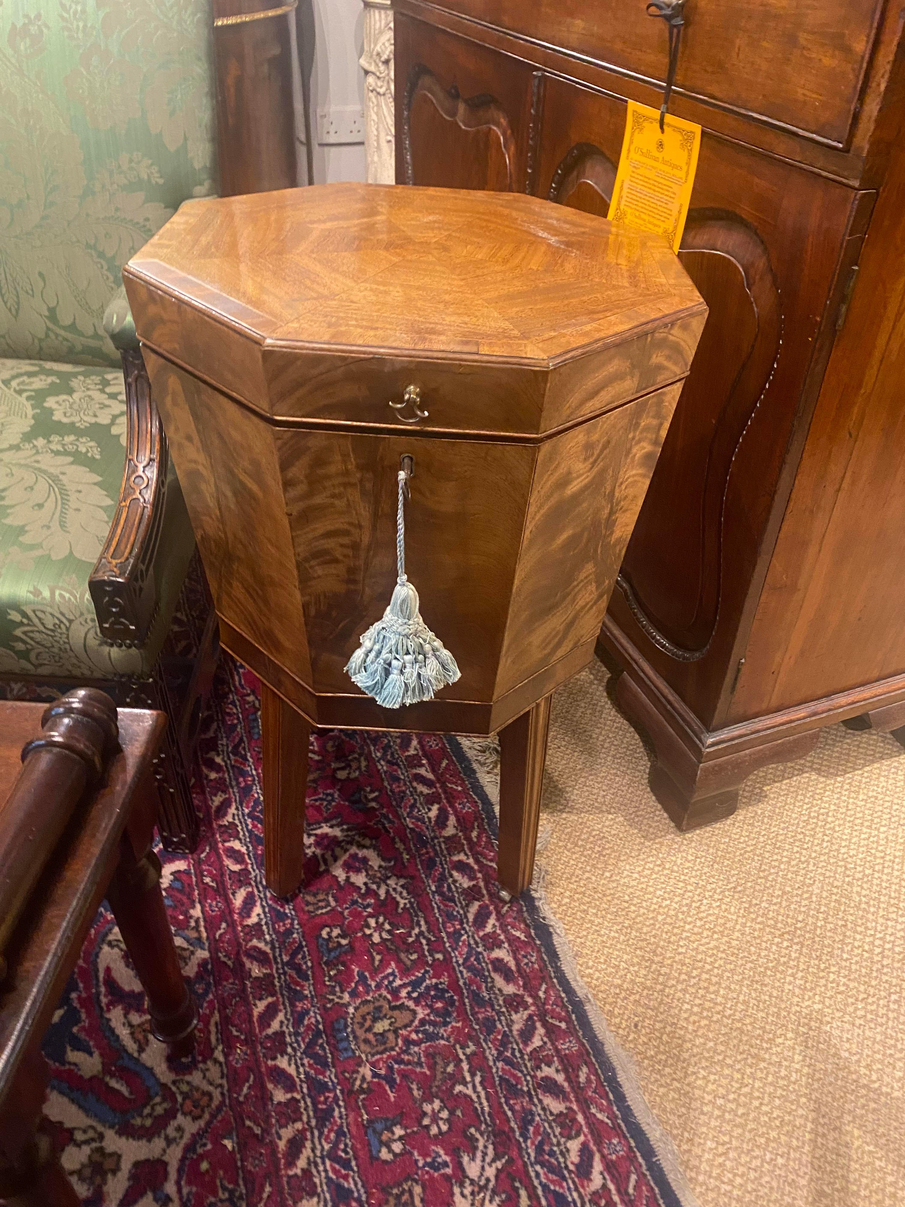19th Century George III Octagonal Cellarette In Excellent Condition For Sale In Dublin 8, IE