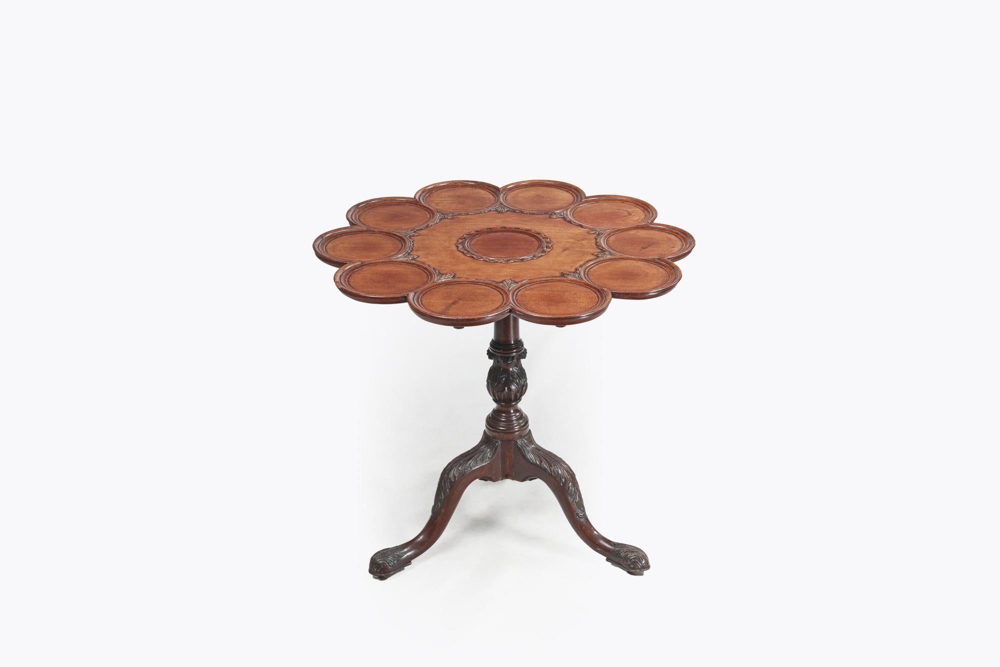 19th Century George III Scalloped Mahogany Occasional Tip-up Table In Good Condition For Sale In Dublin 8, IE
