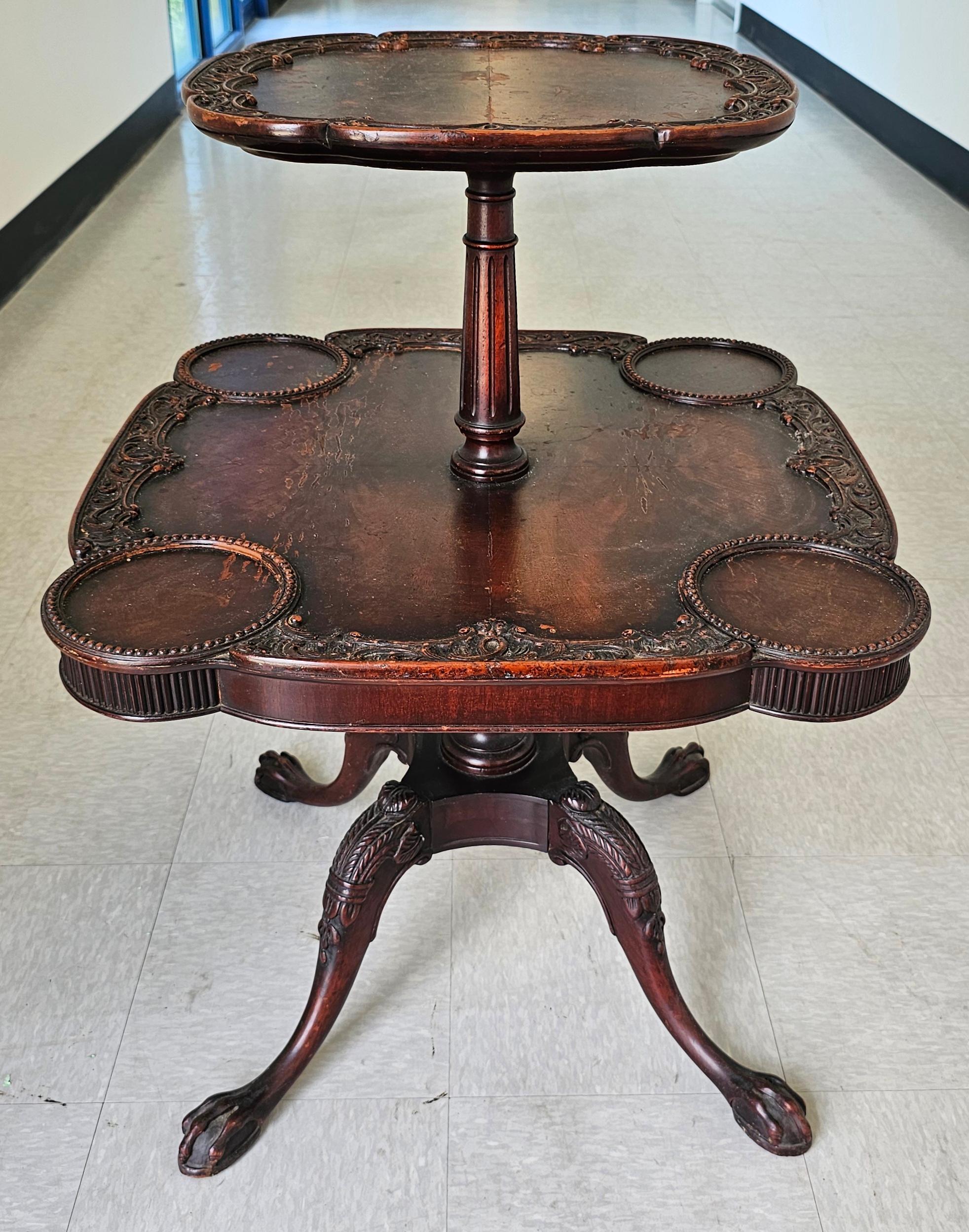 Ein geschnitzter zweistöckiger Speiseaufzug aus Mahagoni im Stil von George III. des 19. 
Maße: 18