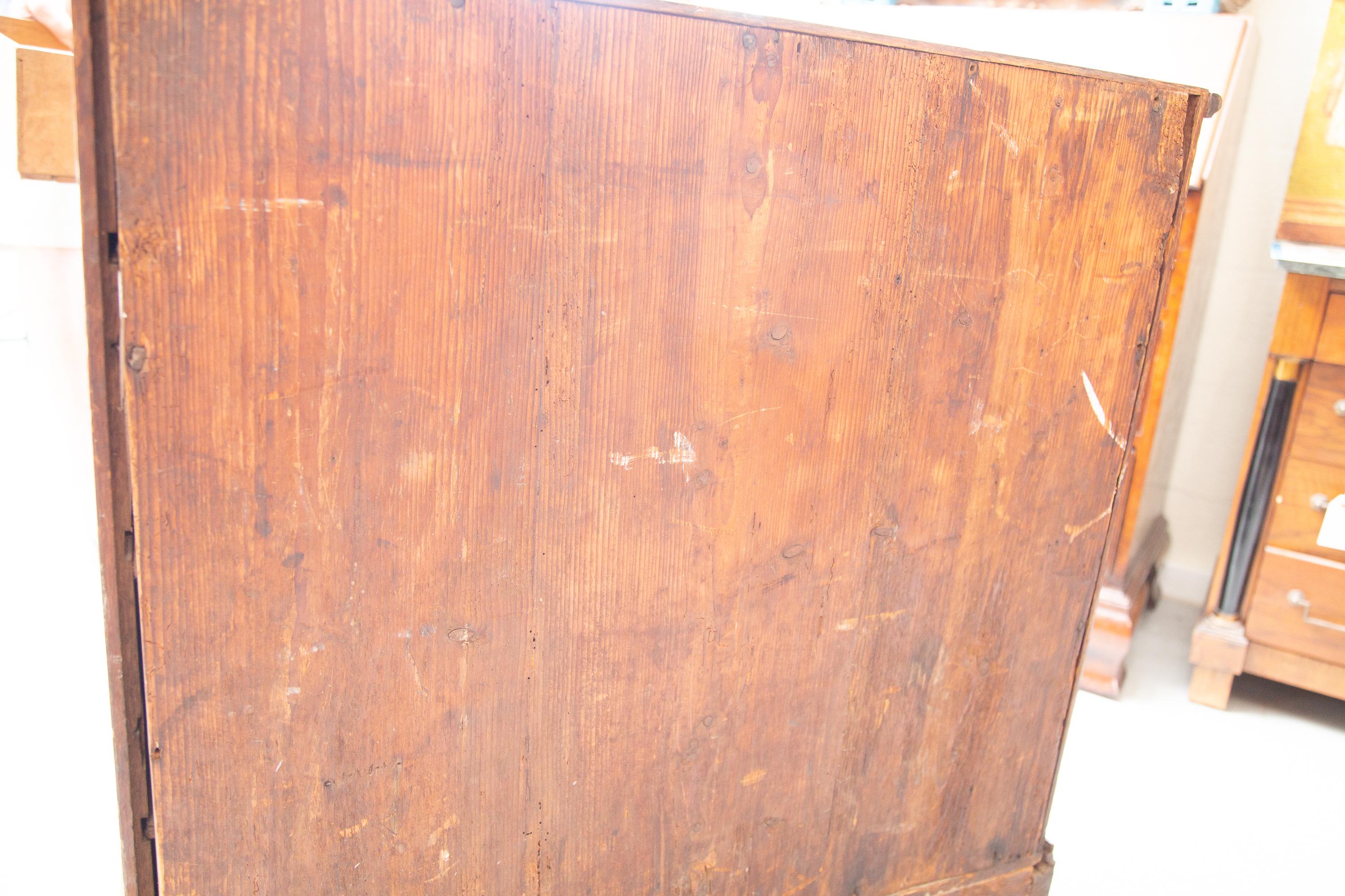 This is a Classic Georgian example of English furniture. It is an oak bachelor chest inlaid with bands of mahogany. The top with rounded edge is over two short and three long graduated drawers. The case piece is raised on bracket feet, 19th century.