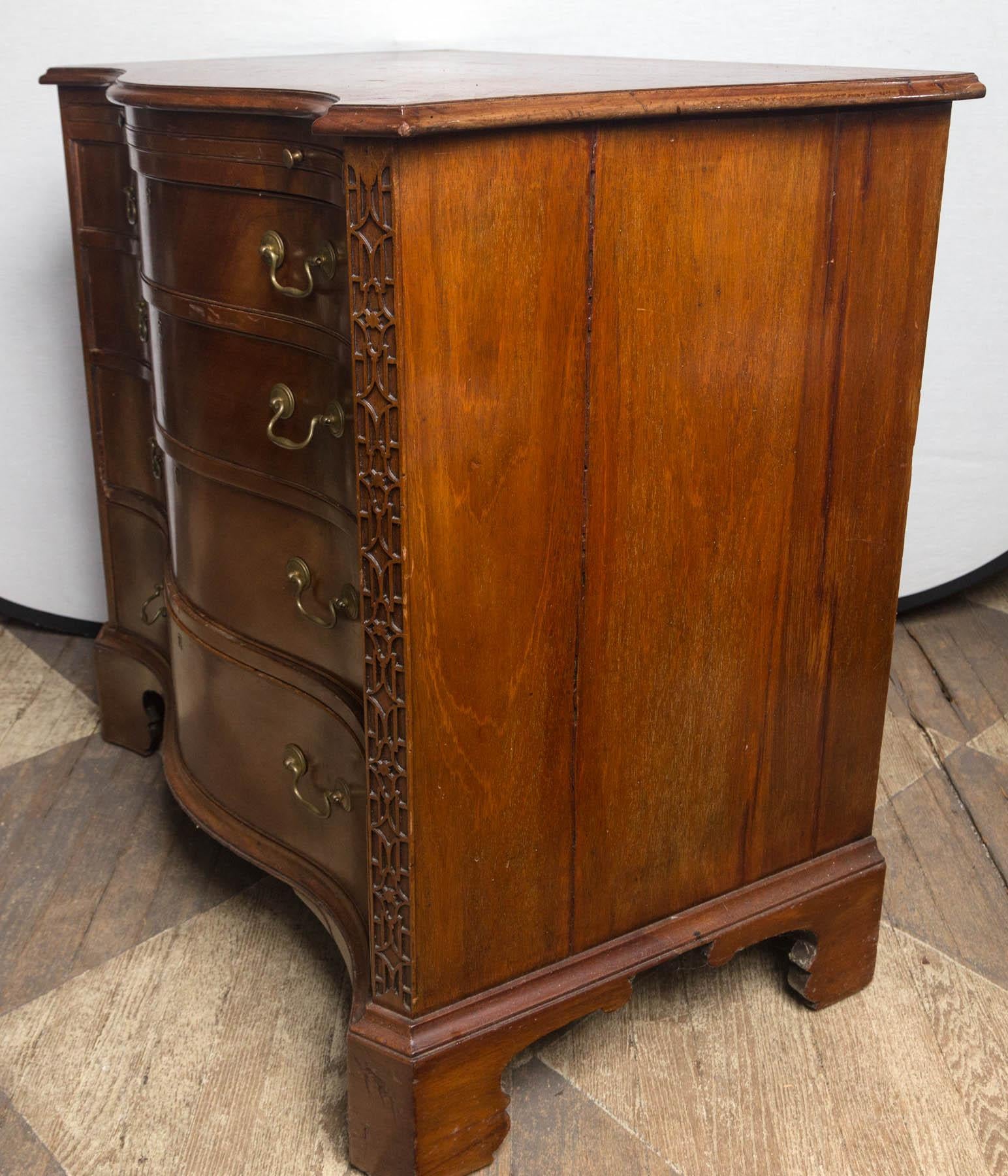 19th Century George III Style Four-Drawer Chest For Sale 2