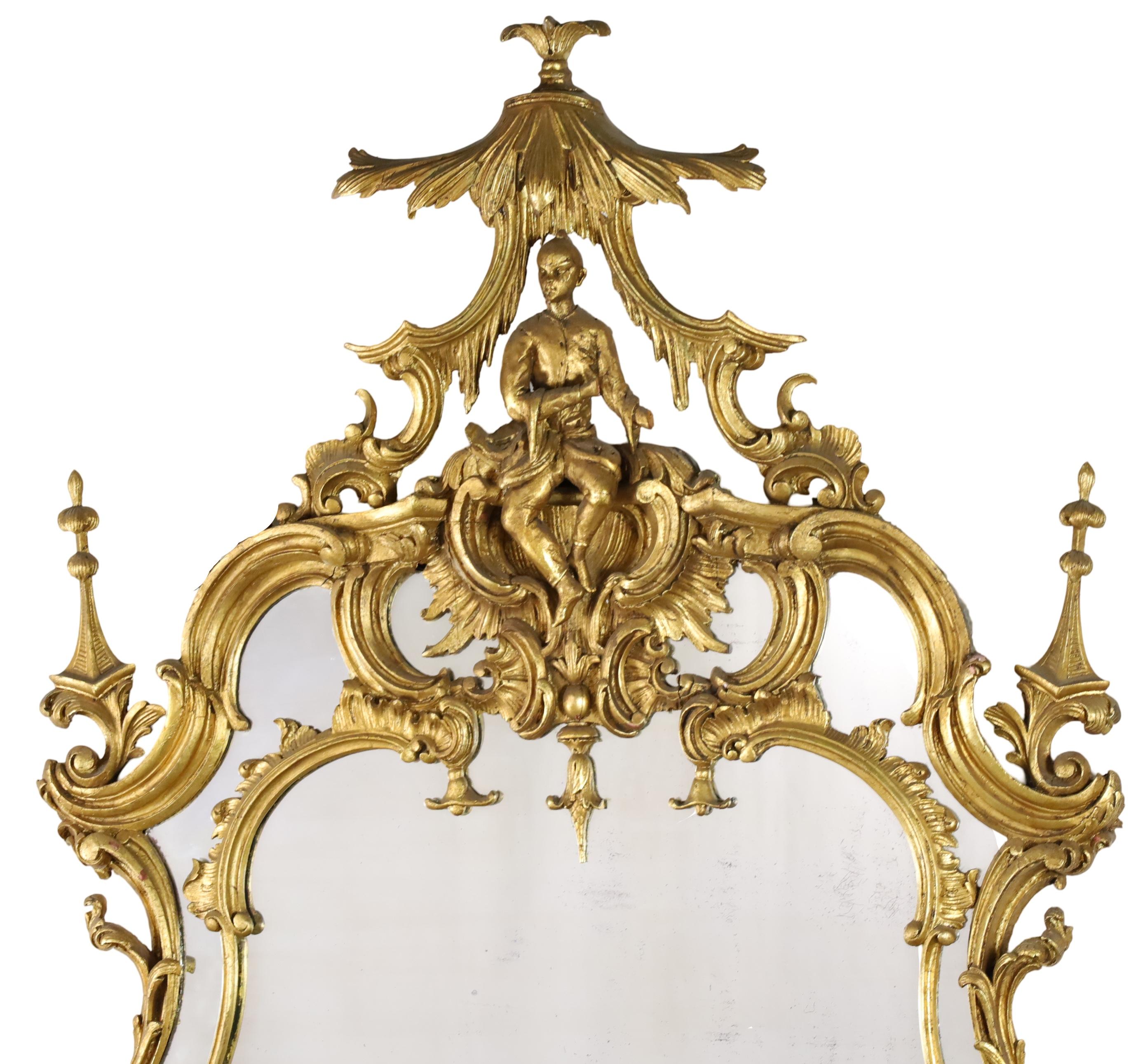 Impressionante specchio in legno dorato in stile George III, ben intagliato secondo il gusto cinese Chippendale, con la cornice a cresta con figura sotto una pagoda, che si abbassa su un albero a volute, un ghiacciolo e una cornice modellata a
