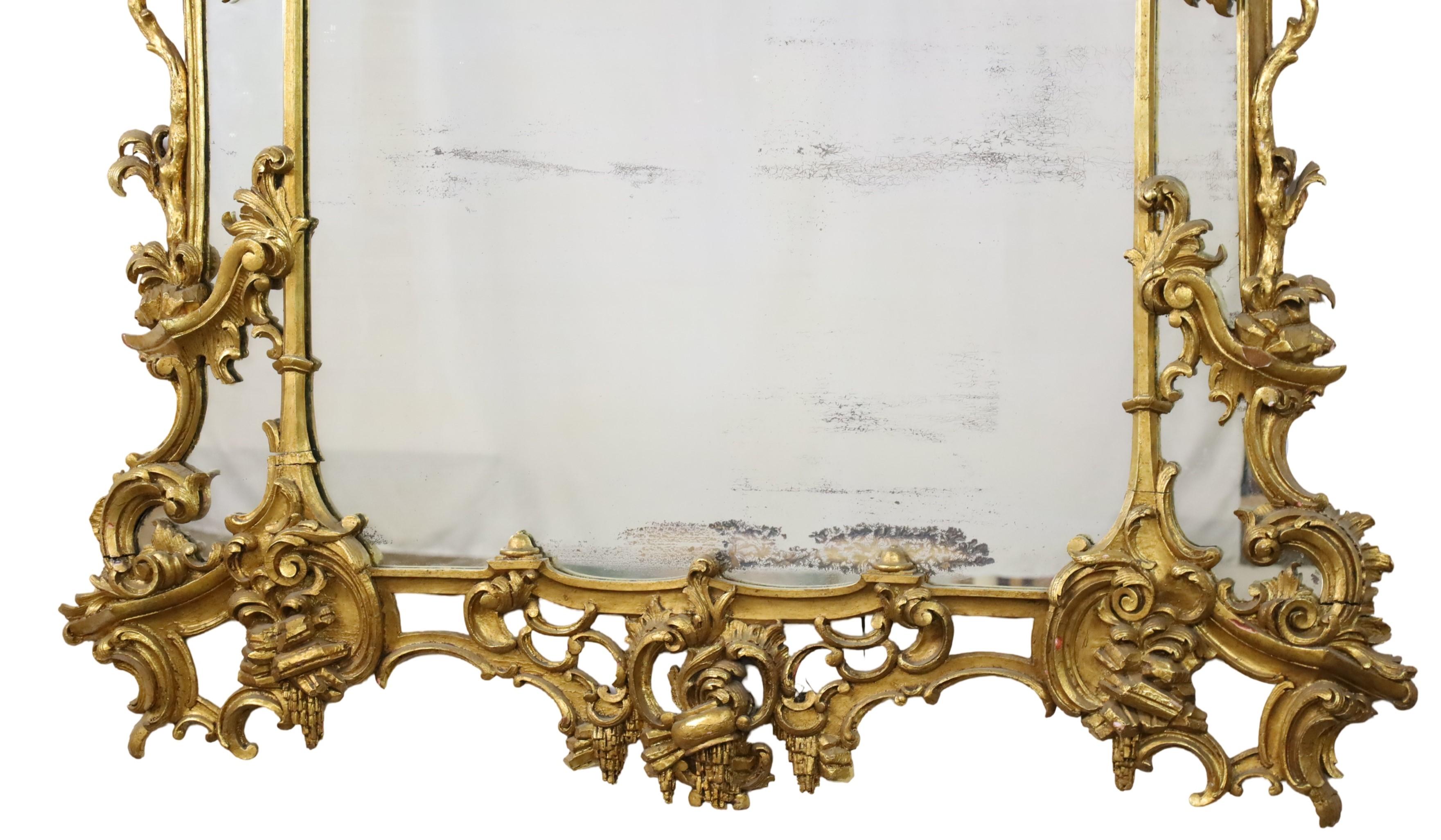 Intagliato Specchio in legno dorato in stile Giorgio III del XIX secolo in vendita