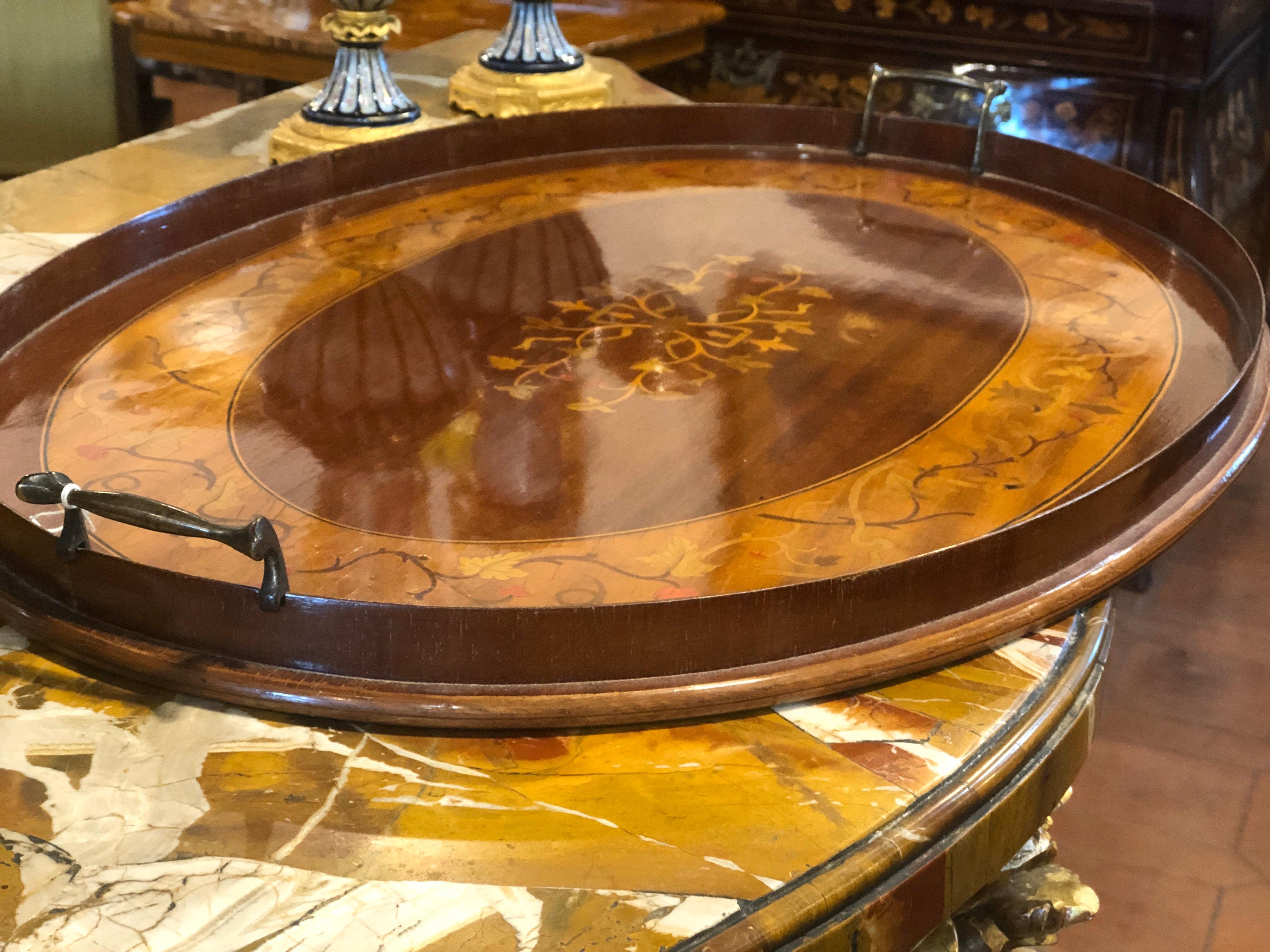 England Georgian oval tray tables, early 19th century, in mahogany and satinwood, inlaid in fruitwood to floral motifs. In excellent state of conservation, it's time to coffee or tea, come on!
