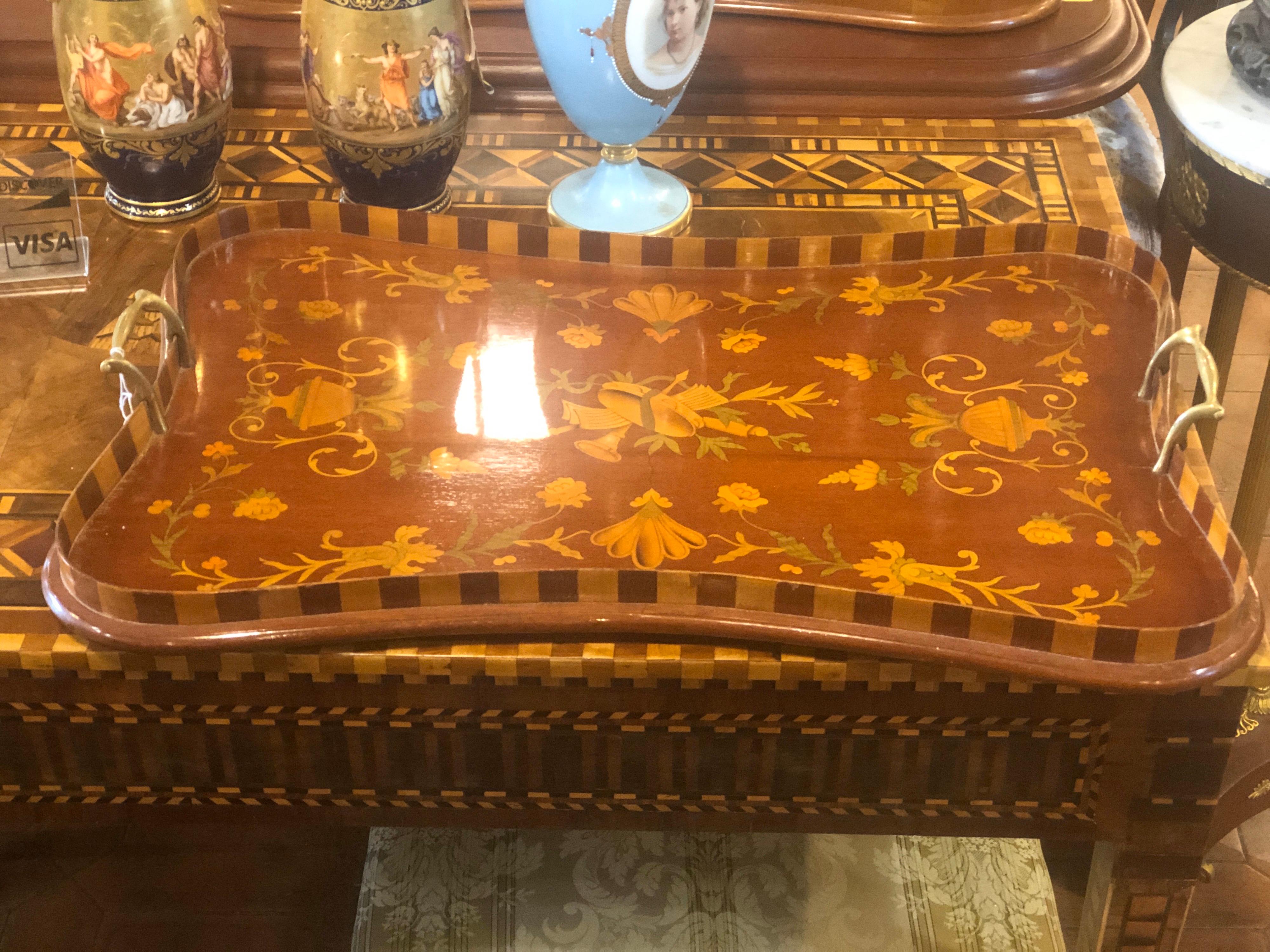 England Georgian tray tables, early 19th century, in mahogany and inlaid in fruitwood to floral motifs. In excellent state of conservation.