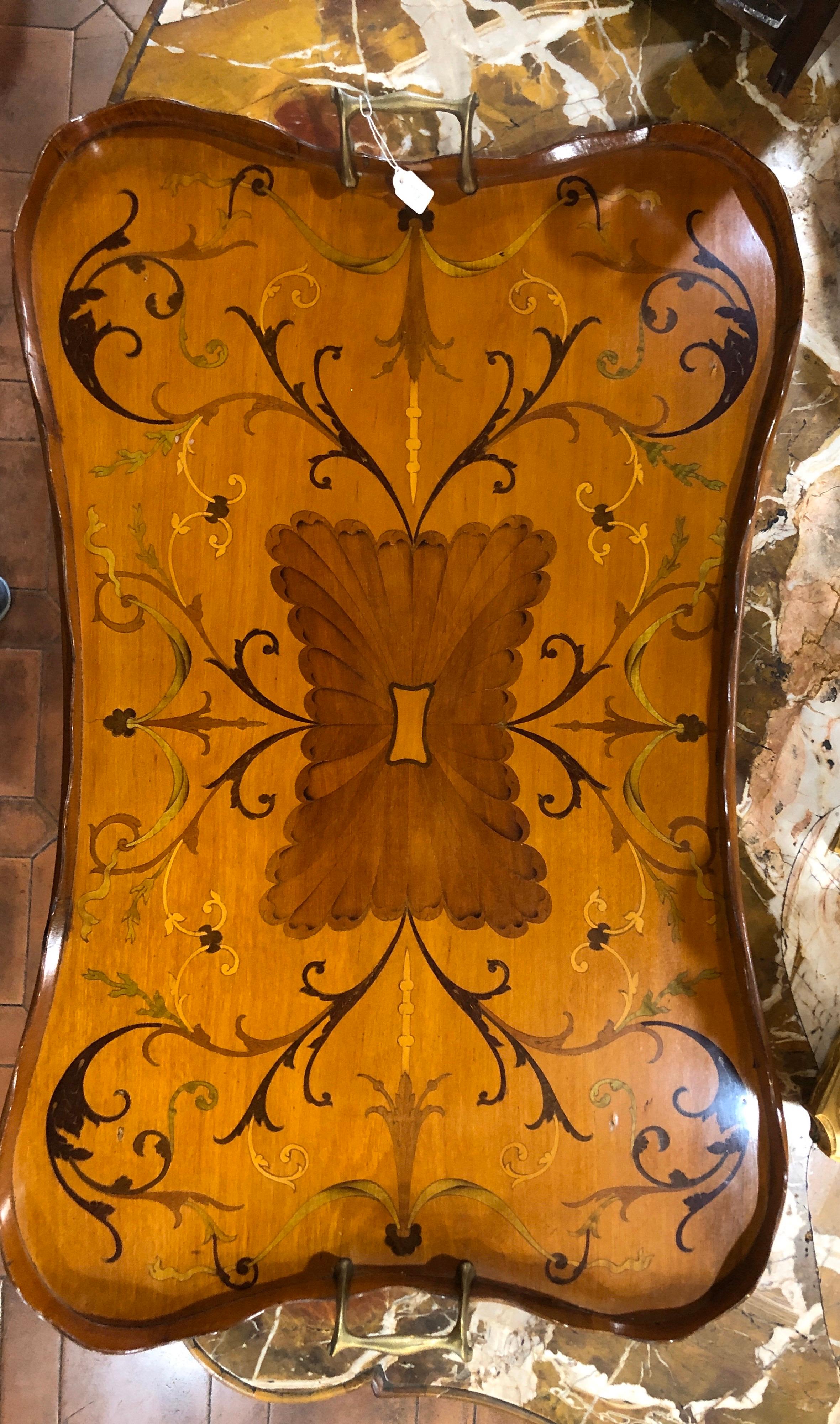 England Georgian oval tray tables, early 19th century, in mahogany and inlaid in fruitwood to floral motifs. In excellent state of conservation, with this tray your coffee or tea service will be highlighted and enhanced.
