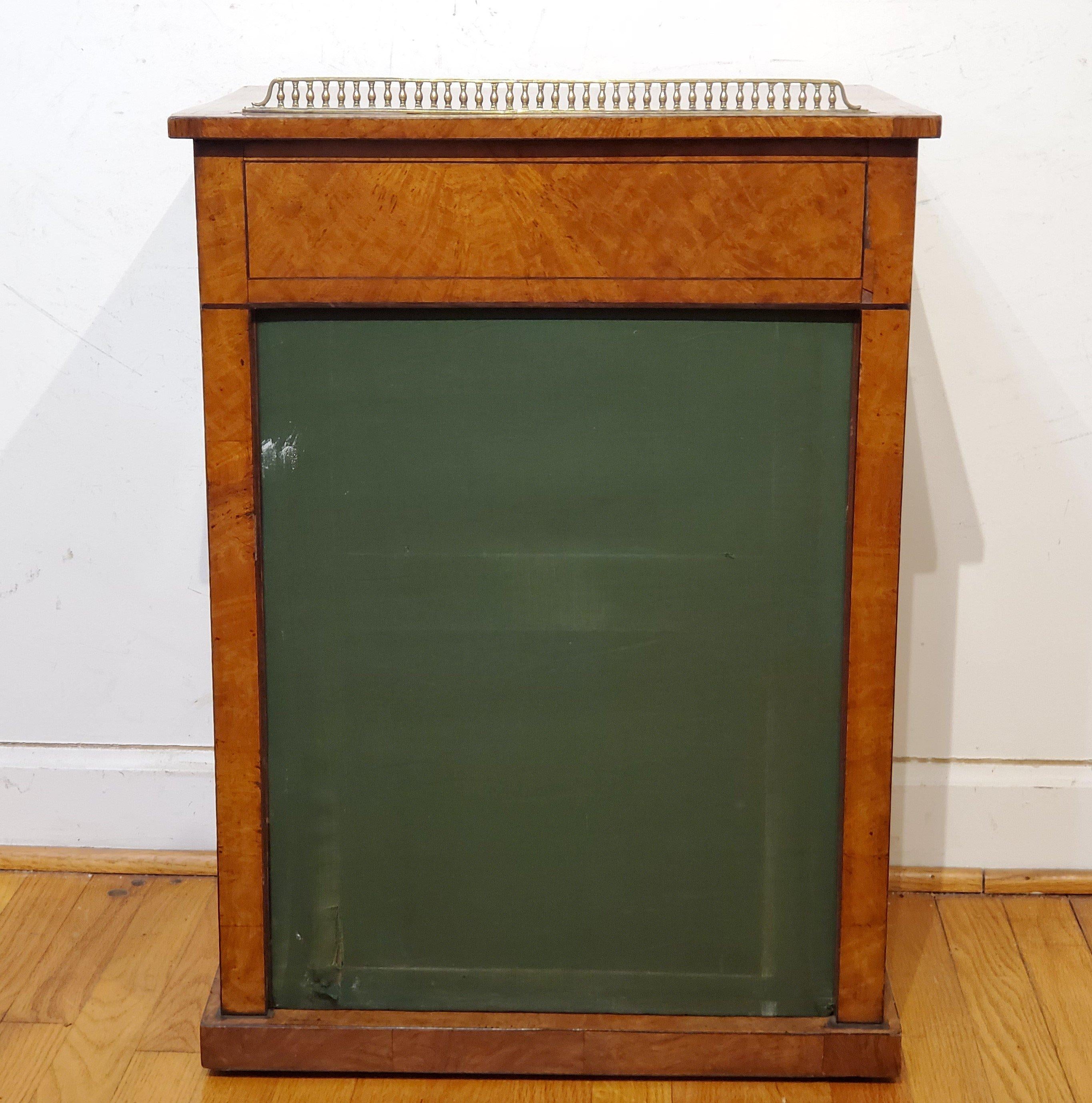 George IV Burr Elm Dressing Table with Retractable Screen circa 1825 In Good Condition In Hallowell, US