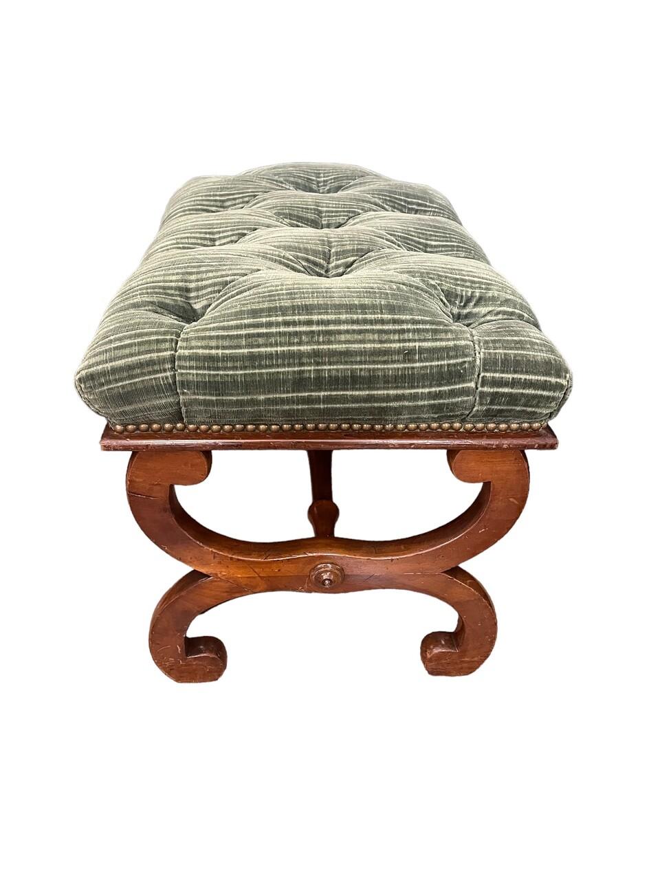 Tabouret-banquette en acajou de George IV du XIXe siècle, tapissé de velours touffeté et orné de têtes de clous. Provenant du domaine de Johnson & Johnson à Vail, Colorado. 