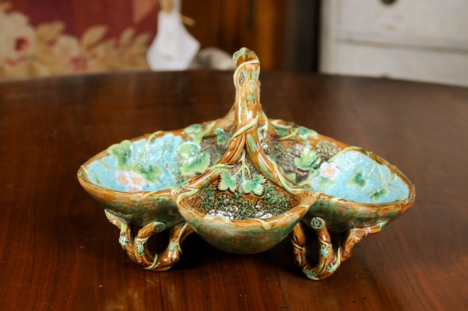 An English Victorian period brown, green and turquoise four-part Majolica porcelain serving bowl from the late 19th century stamped George Jones. Created in England during the 19th century, this Majolica porcelain bowl is made of four parts