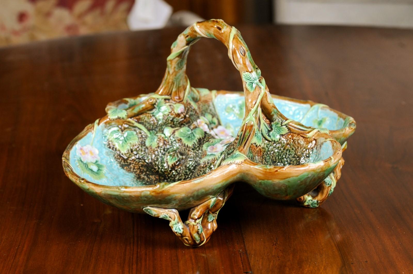 19th Century George Jones Four-Part Majolica Porcelain Serving Bowl with Daisies In Good Condition For Sale In Atlanta, GA