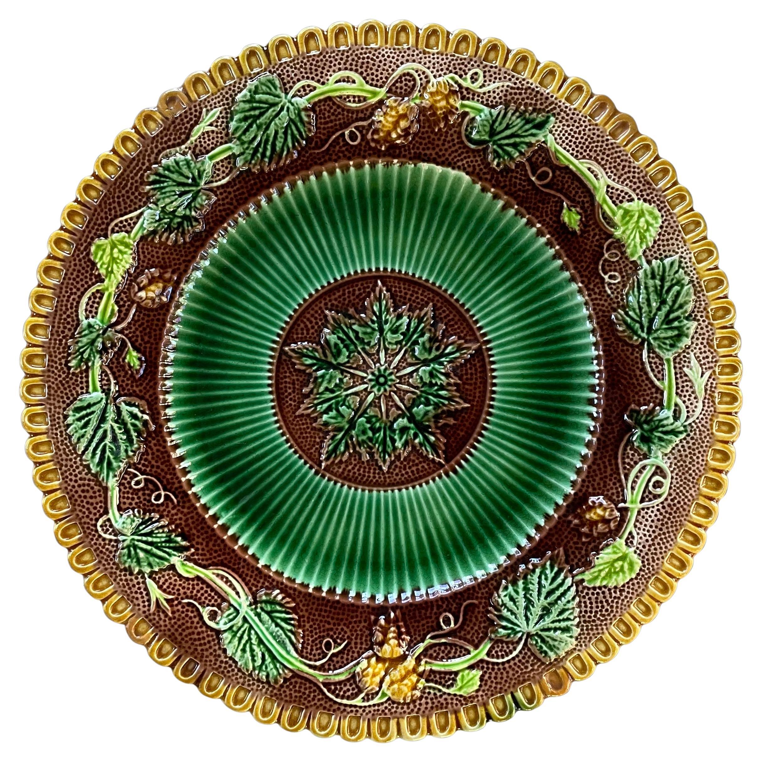 Plato de Grapevine de mayólica George Jones del siglo XIX en venta