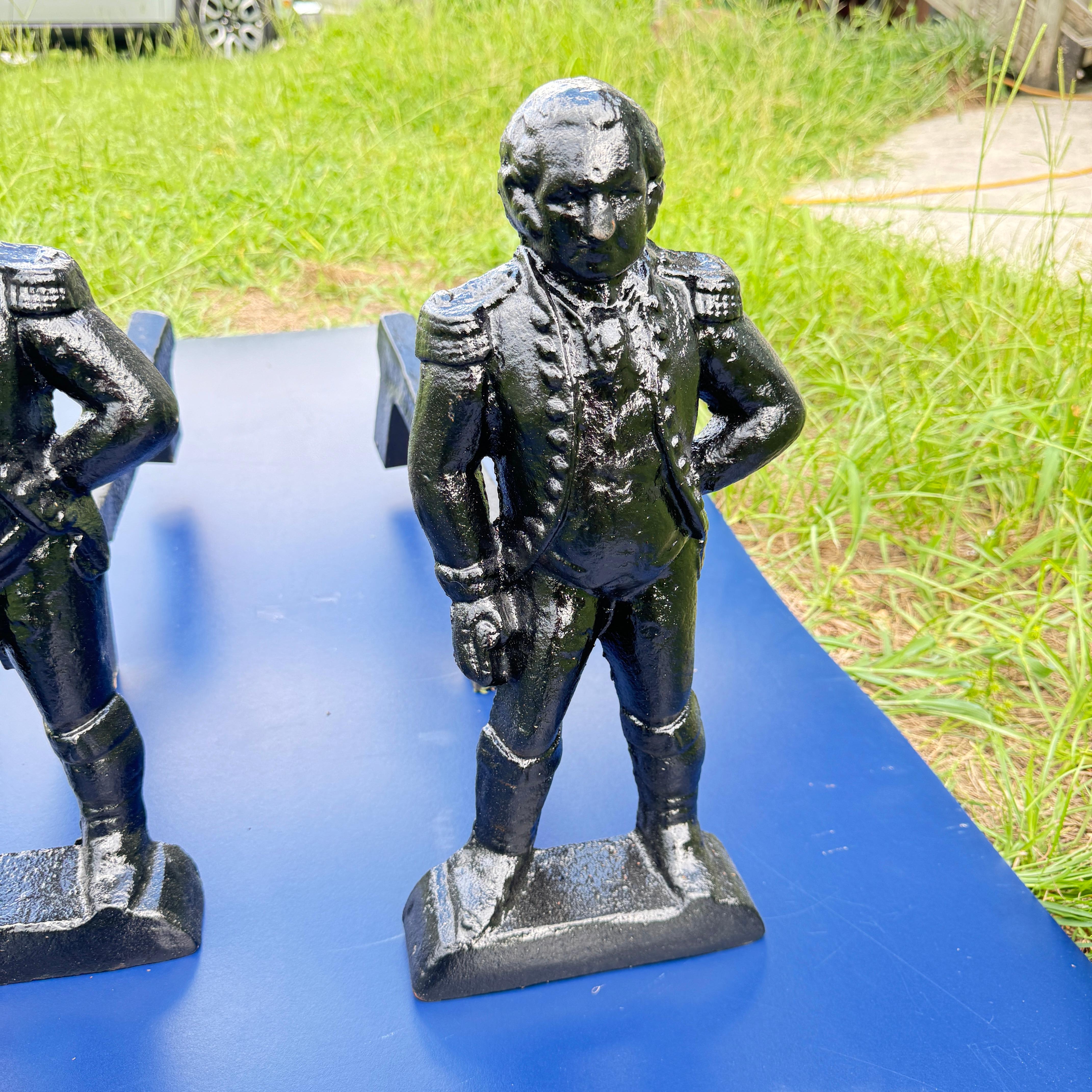 Diese exquisiten George-Washington-Andirons aus den späten 1800er oder frühen 1900er Jahren sind ein Zeugnis amerikanischer Handwerkskunst in einer entscheidenden Epoche. Sie sind aus Sandeisen gegossen und zeichnen sich durch eine stattliche