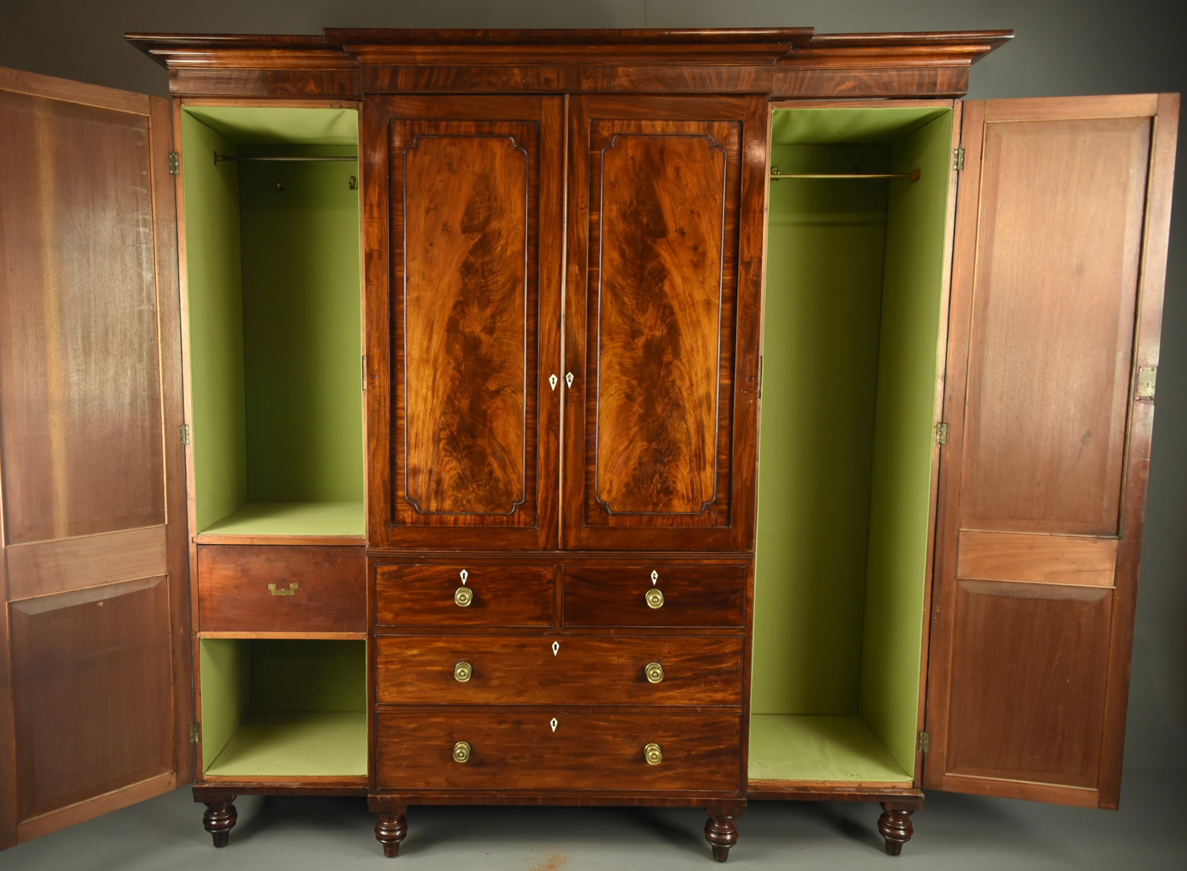 19th century Georgian breakfront wardrobe In Good Condition In Chelmsford, GB