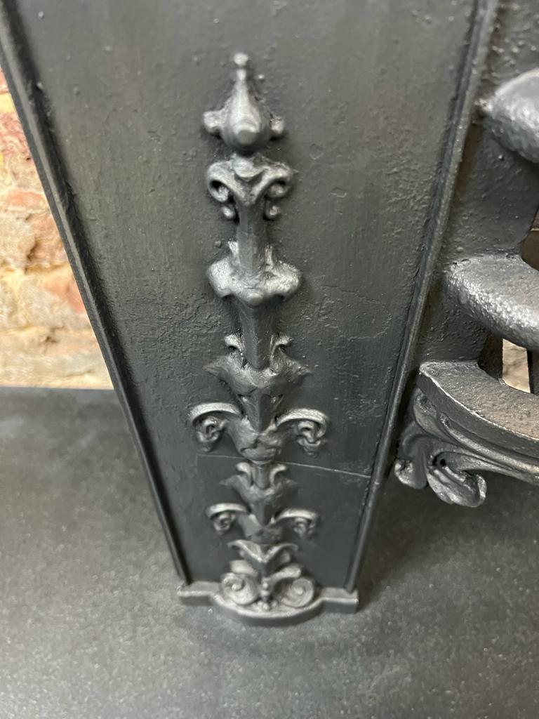 English 19th Century Georgian Cast Iron Hob Grate Fireplace For Sale