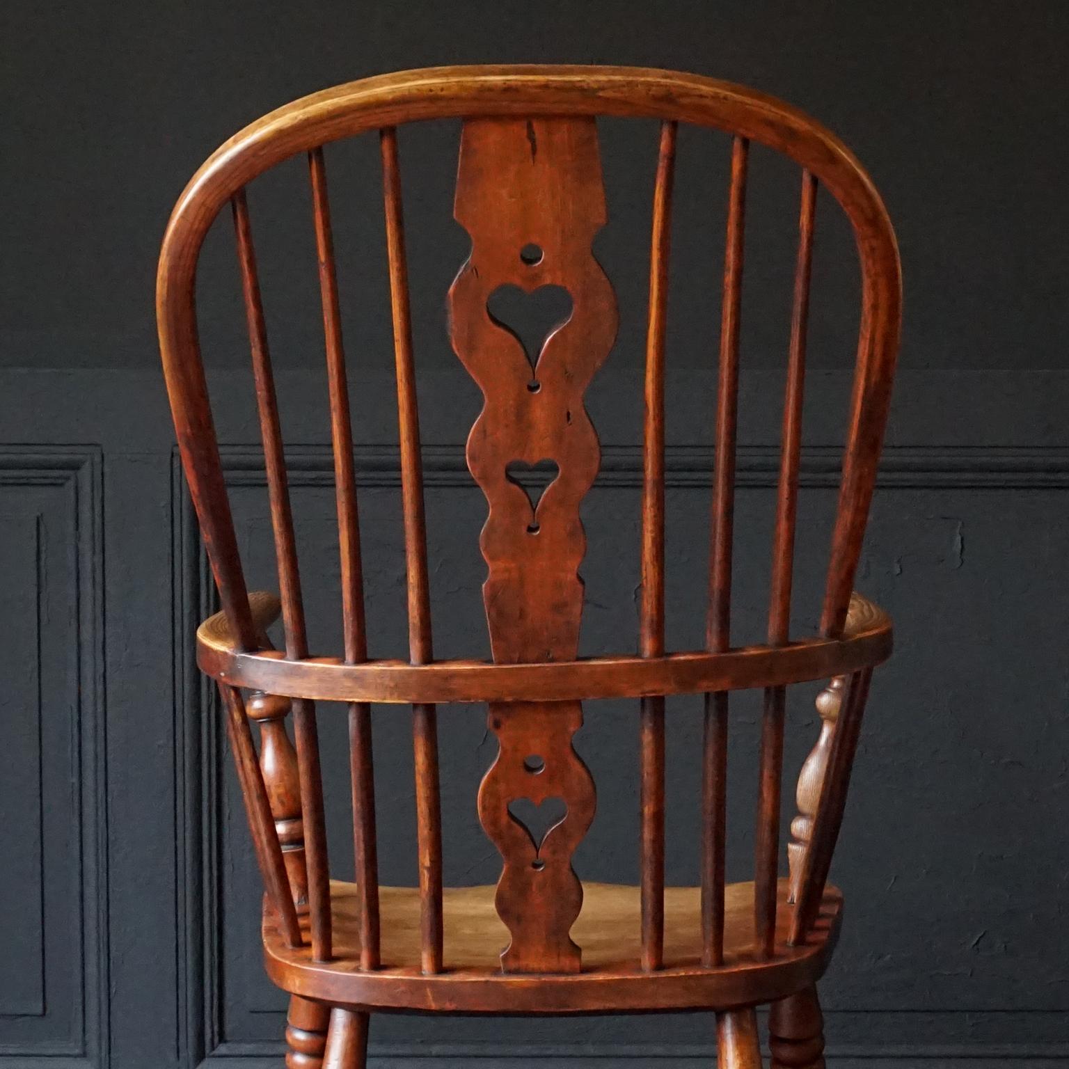 19th Century Georgian Comb Hoop Back Windsor Elm and Yew Wood Chair with Hearts For Sale 5
