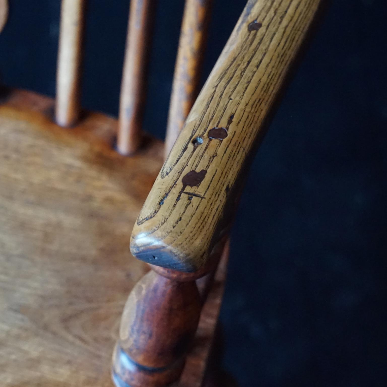 Chaise gorgienne du 19me sicle en bois d'orme et d'if avec curs  l'arrire de cerceau Windsor en vente 8