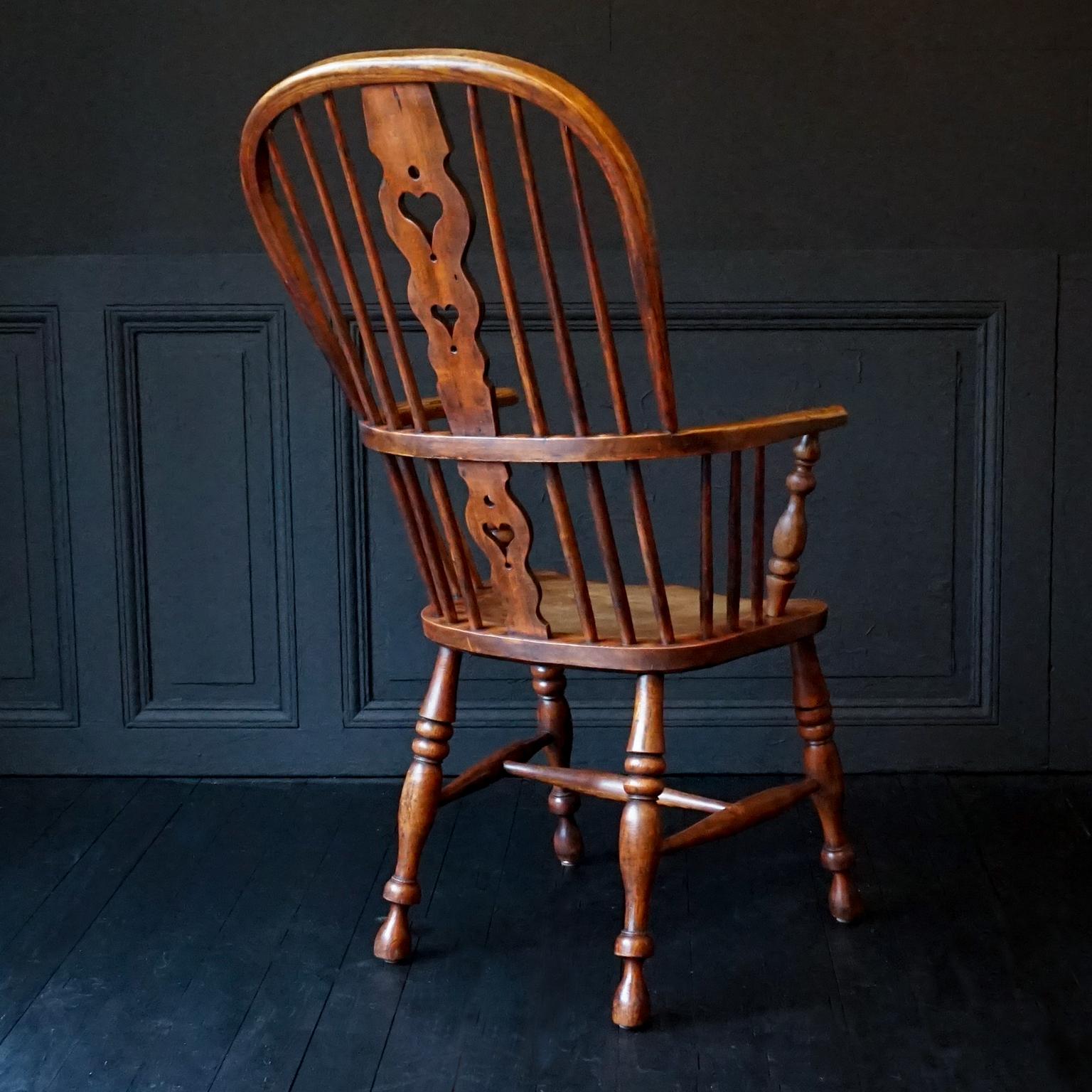 Georgianischer Windsor-Stuhl aus Ulme und Eibenholz mit Knochenrckenlehne aus dem 19. Jahrhundert (Britisch) im Angebot