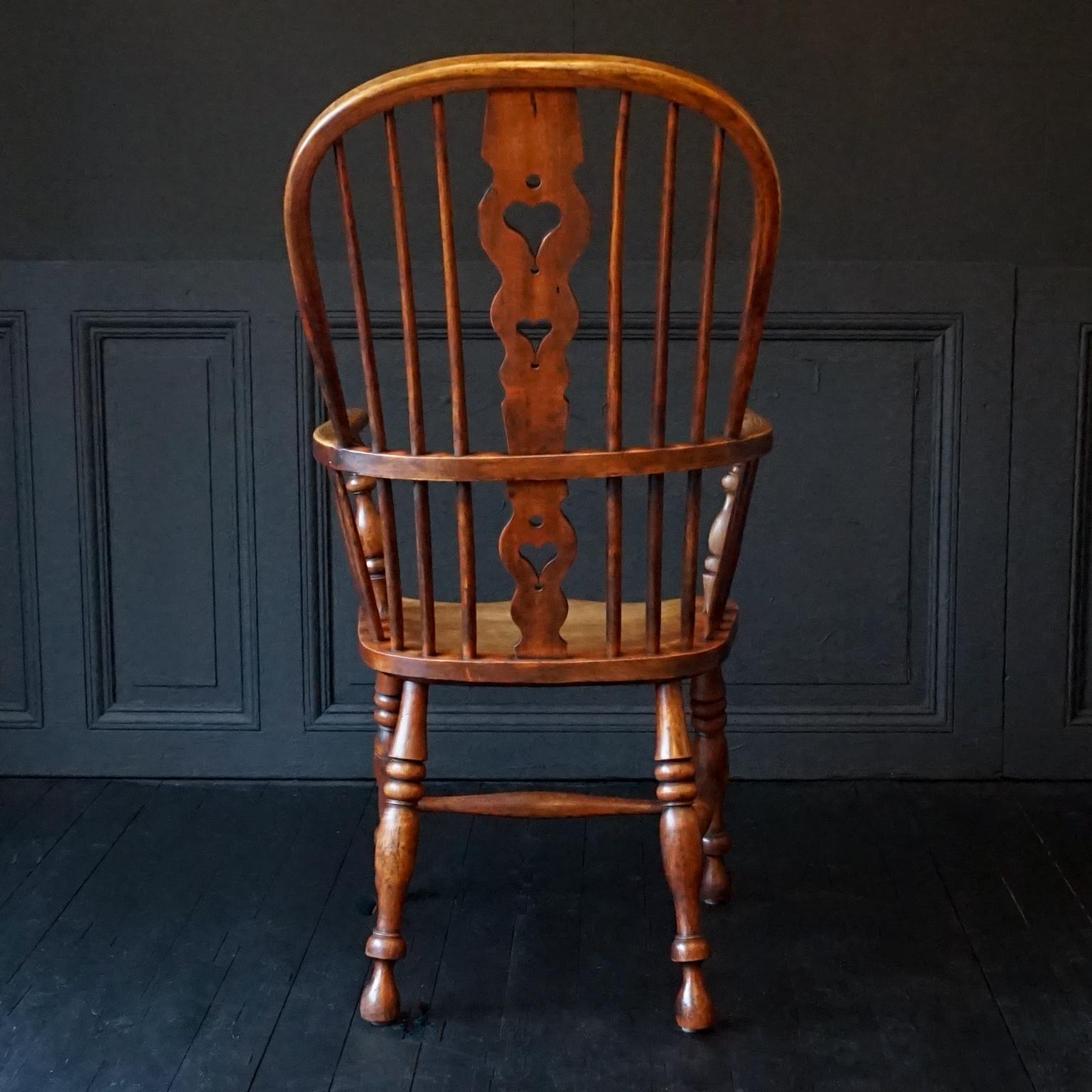 British 19th Century Georgian Comb Hoop Back Windsor Elm and Yew Wood Chair with Hearts For Sale