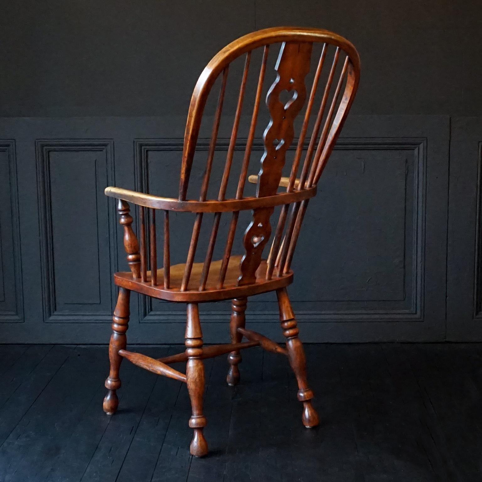 19th Century Georgian Comb Hoop Back Windsor Elm and Yew Wood Chair with Hearts In Good Condition For Sale In Haarlem, NL