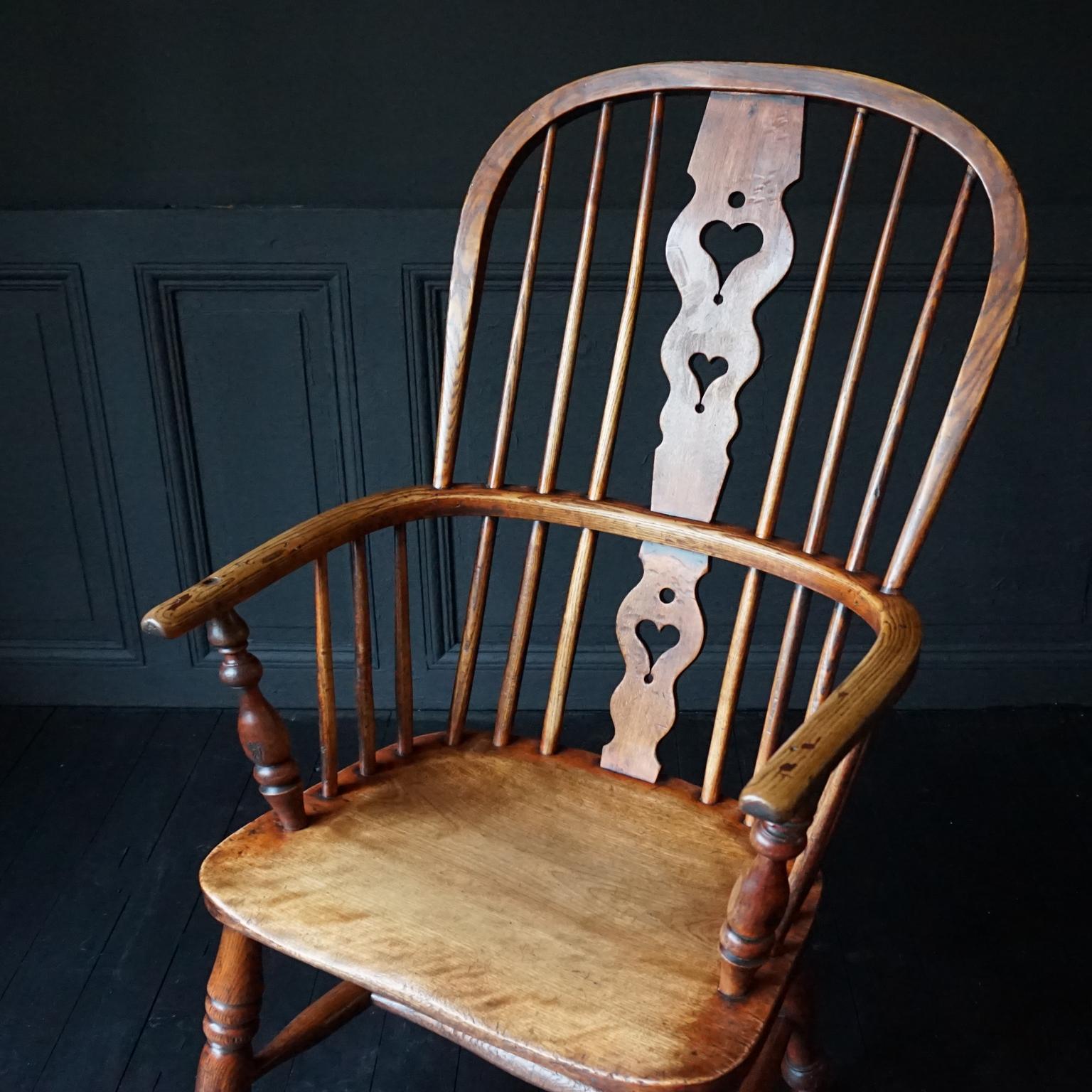 19th Century Georgian Comb Hoop Back Windsor Elm and Yew Wood Chair with Hearts For Sale 3