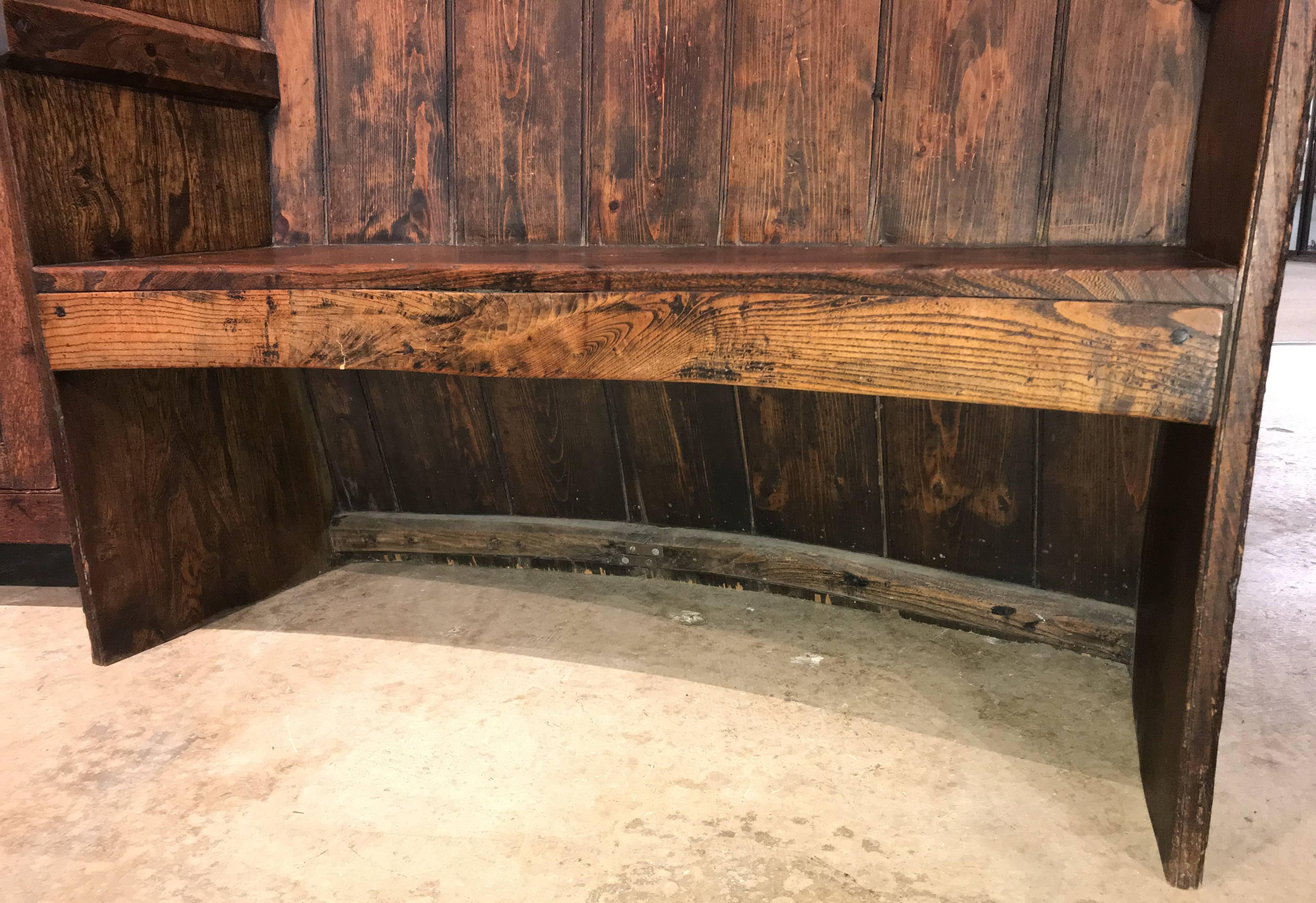 19th Century Georgian Elmwood and Pine Curved Settle In Good Condition In Milford, NH