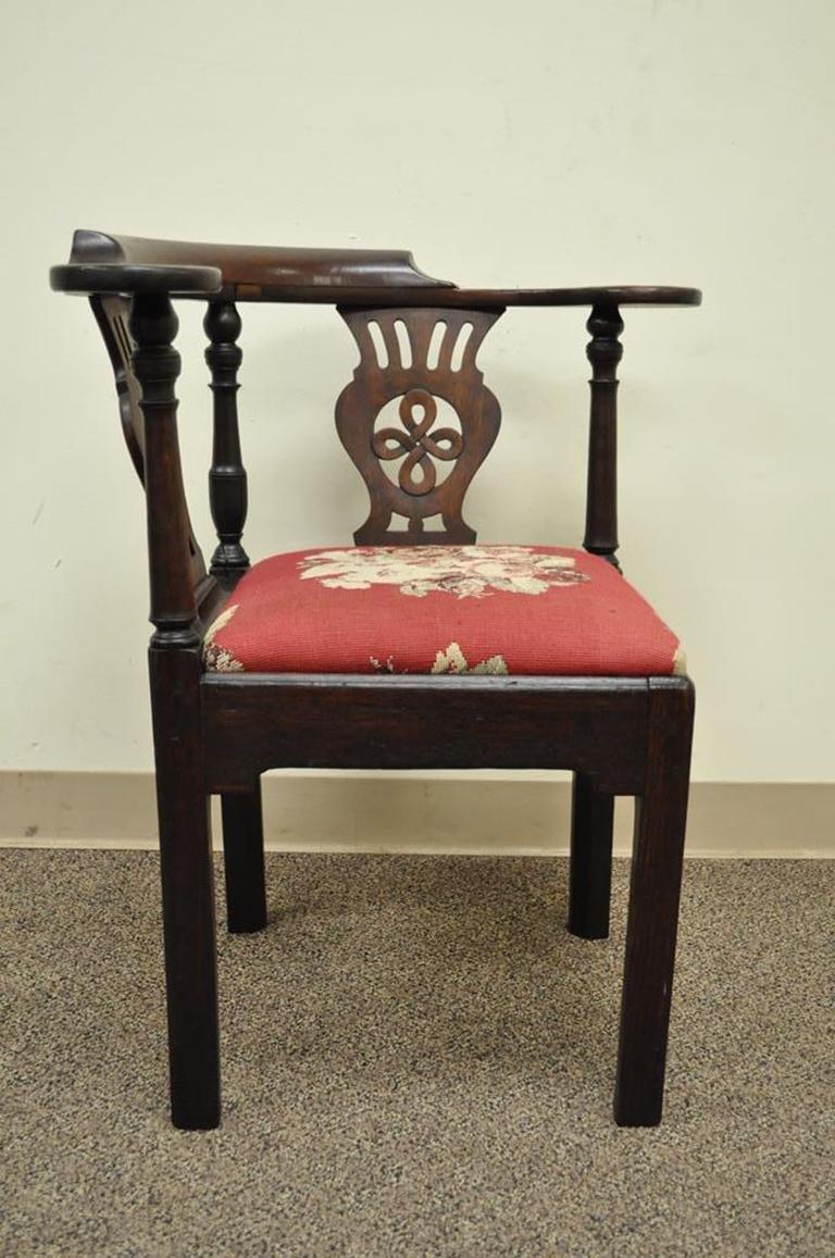 Beautiful antique 18th-19th century solid mahogany corner chair. The chair is believed to be of either English or Irish make, and features finely carved knot form back splats, turned supports, clean traditional lines, and a rich natural wood grain,