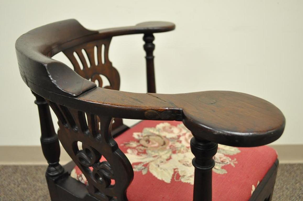 19th Century Georgian English Irish Mahogany Needlepoint Seat Corner Chair In Good Condition In Philadelphia, PA