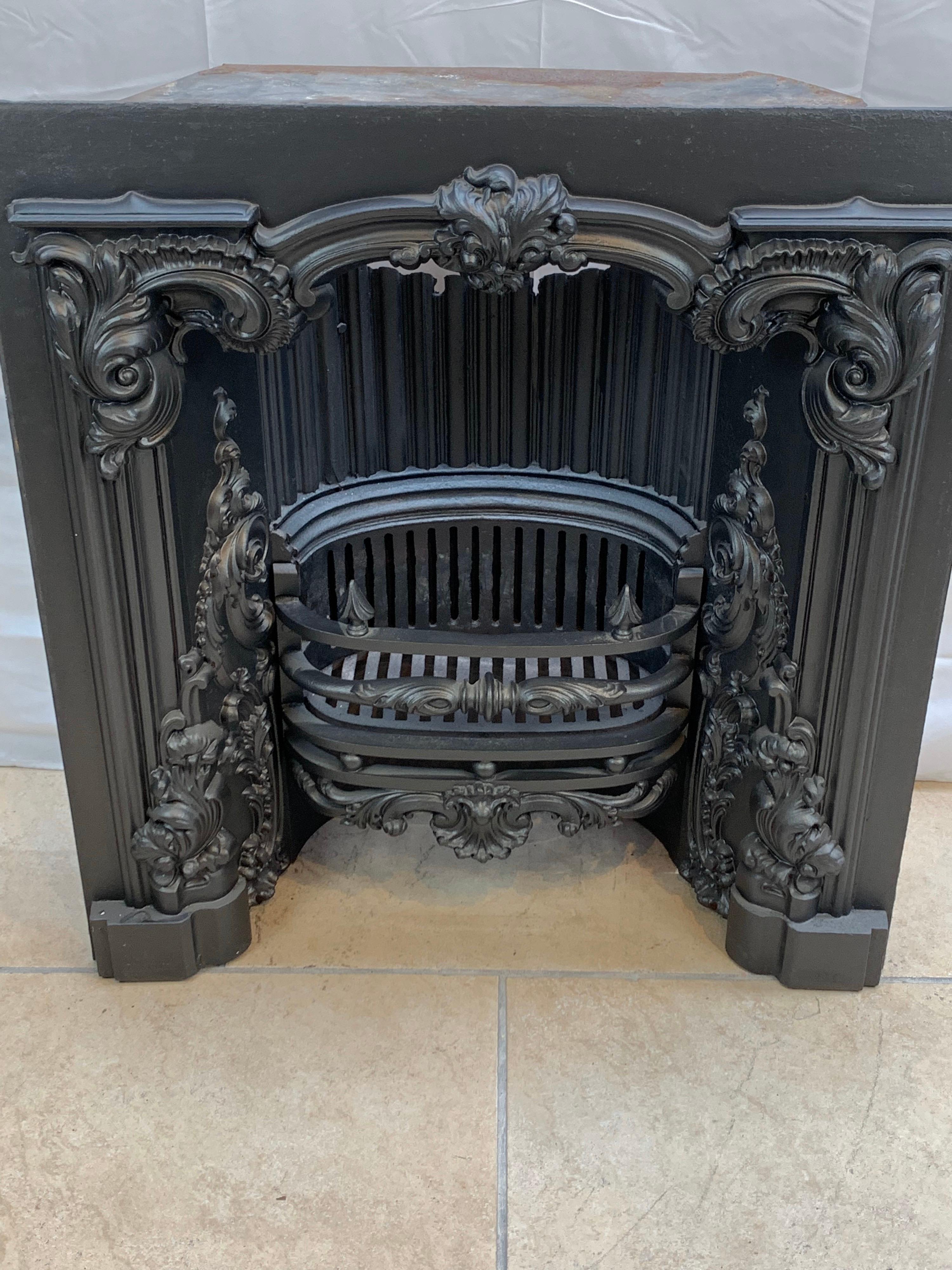 A very good quality Georgian cast iron fireplace hob grate insert. 
Made by the famous Carron foundry.