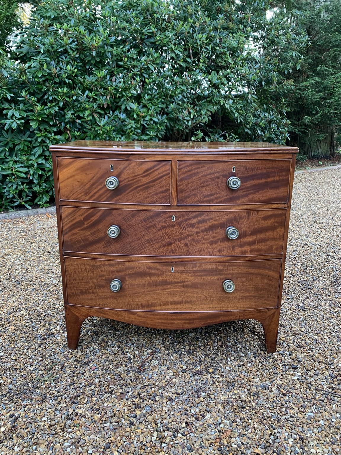 19th Century, Georgian Mahogany Bowfront Chest of Drawers In Good Condition In Richmond, Surrey